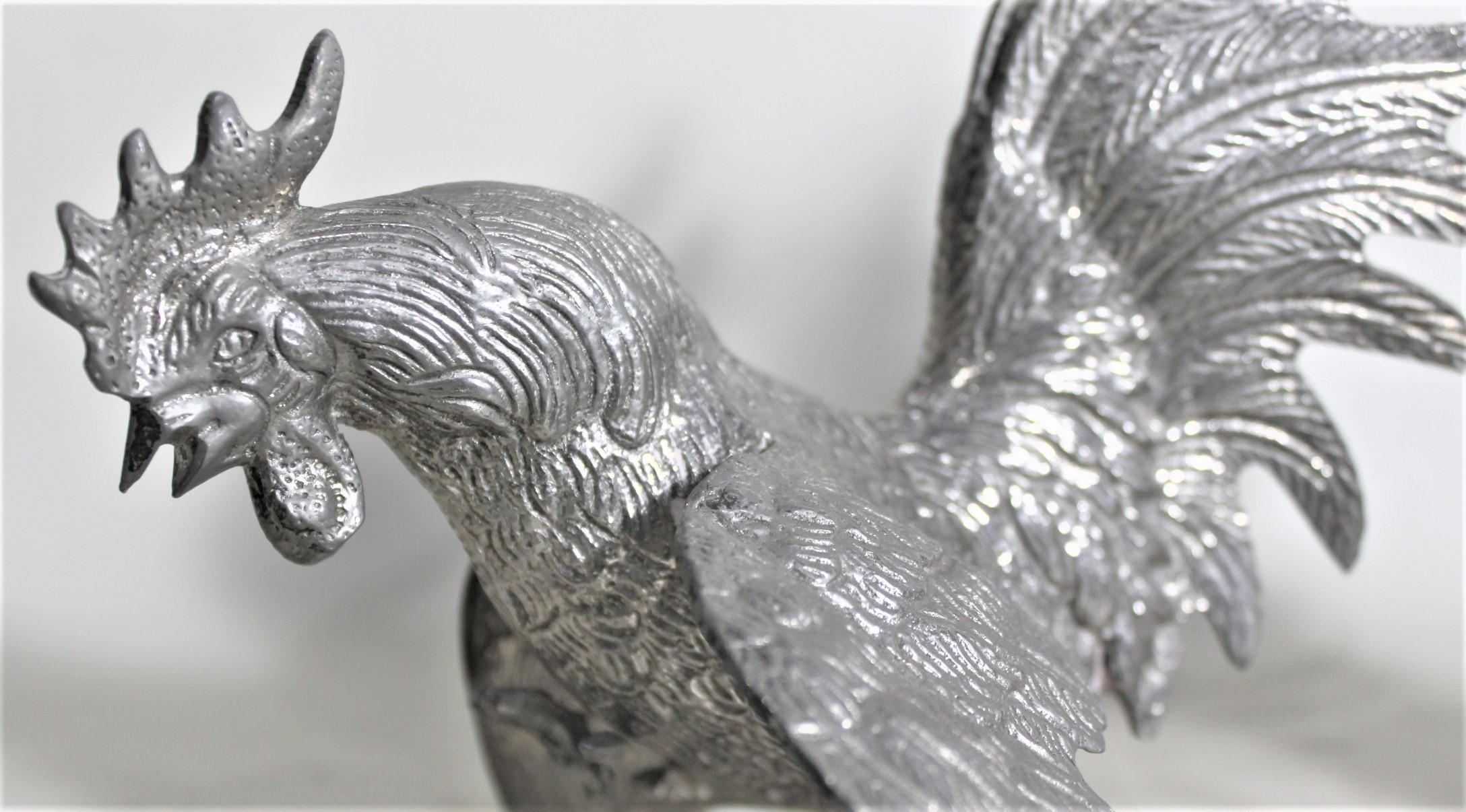 Italiano Coppia di sculture da tavolo ornate e placcate in argento a forma di gallo da combattimento o galletto in vendita