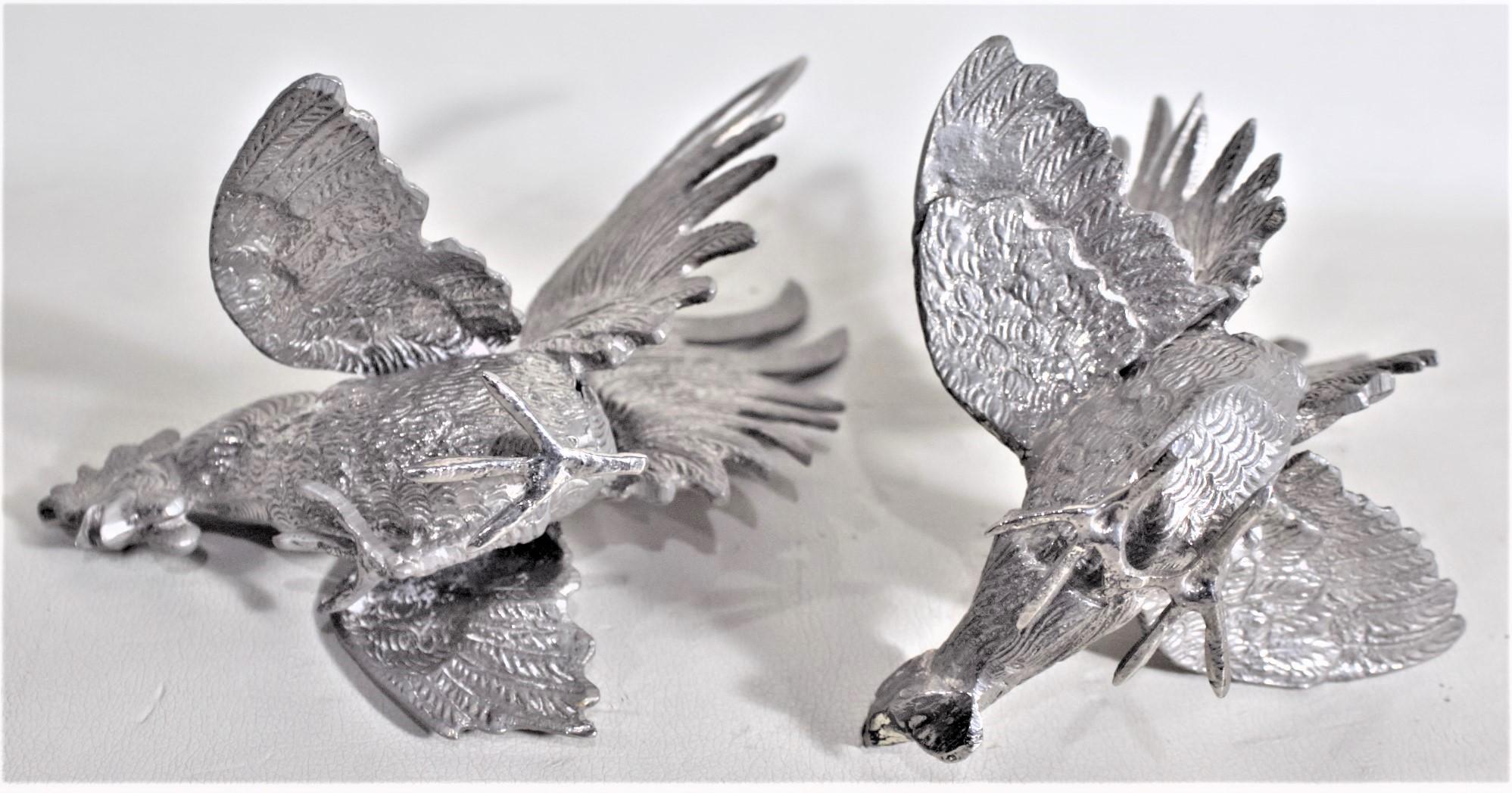 XX secolo Coppia di sculture da tavolo ornate e placcate in argento a forma di gallo da combattimento o galletto in vendita