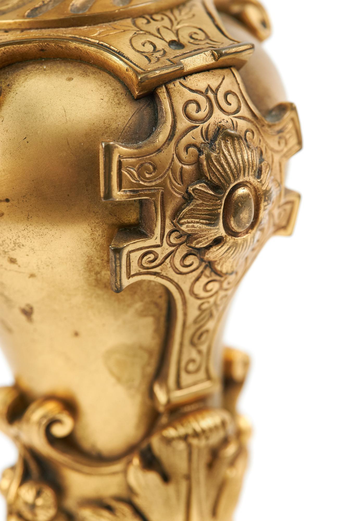 Coppia di cappe ornamentali vittoriane in bronzo dorato in vendita 1