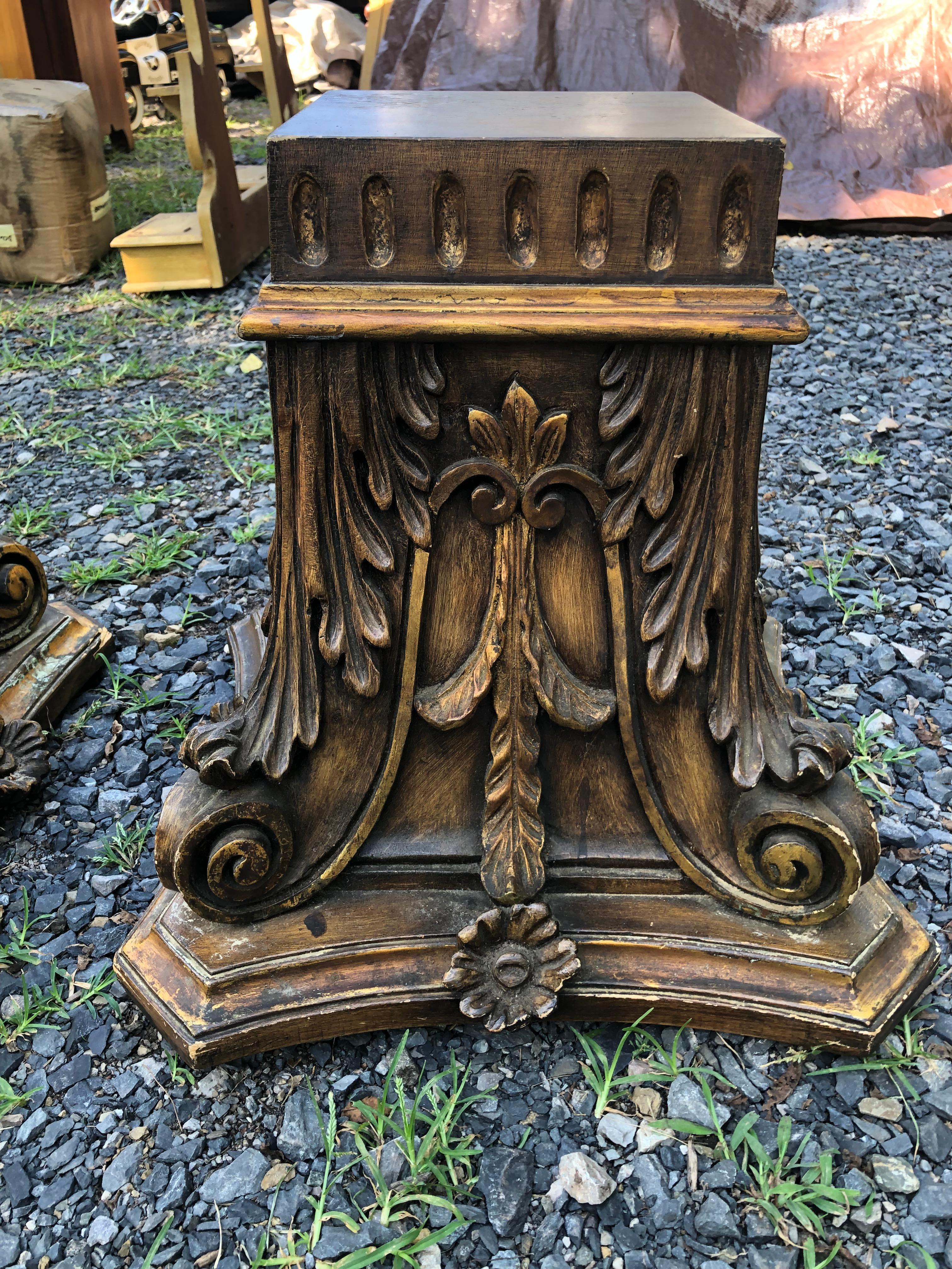 Paire de tables d'appoint néoclassiques à piédestal en bois doré sculpté de façon ornementale en vente 3