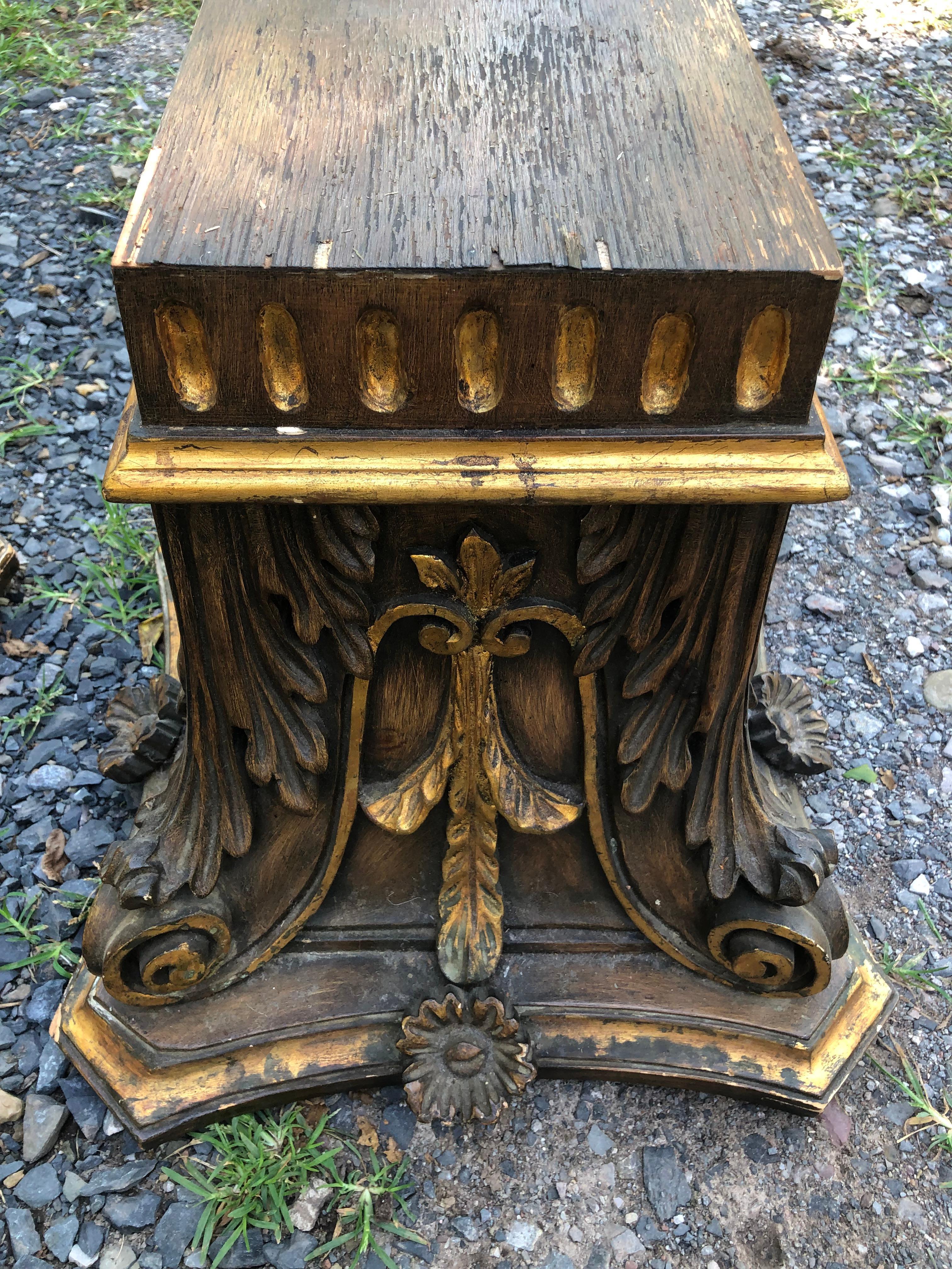 Paire de tables d'appoint néoclassiques à piédestal en bois doré sculpté de façon ornementale en vente 4