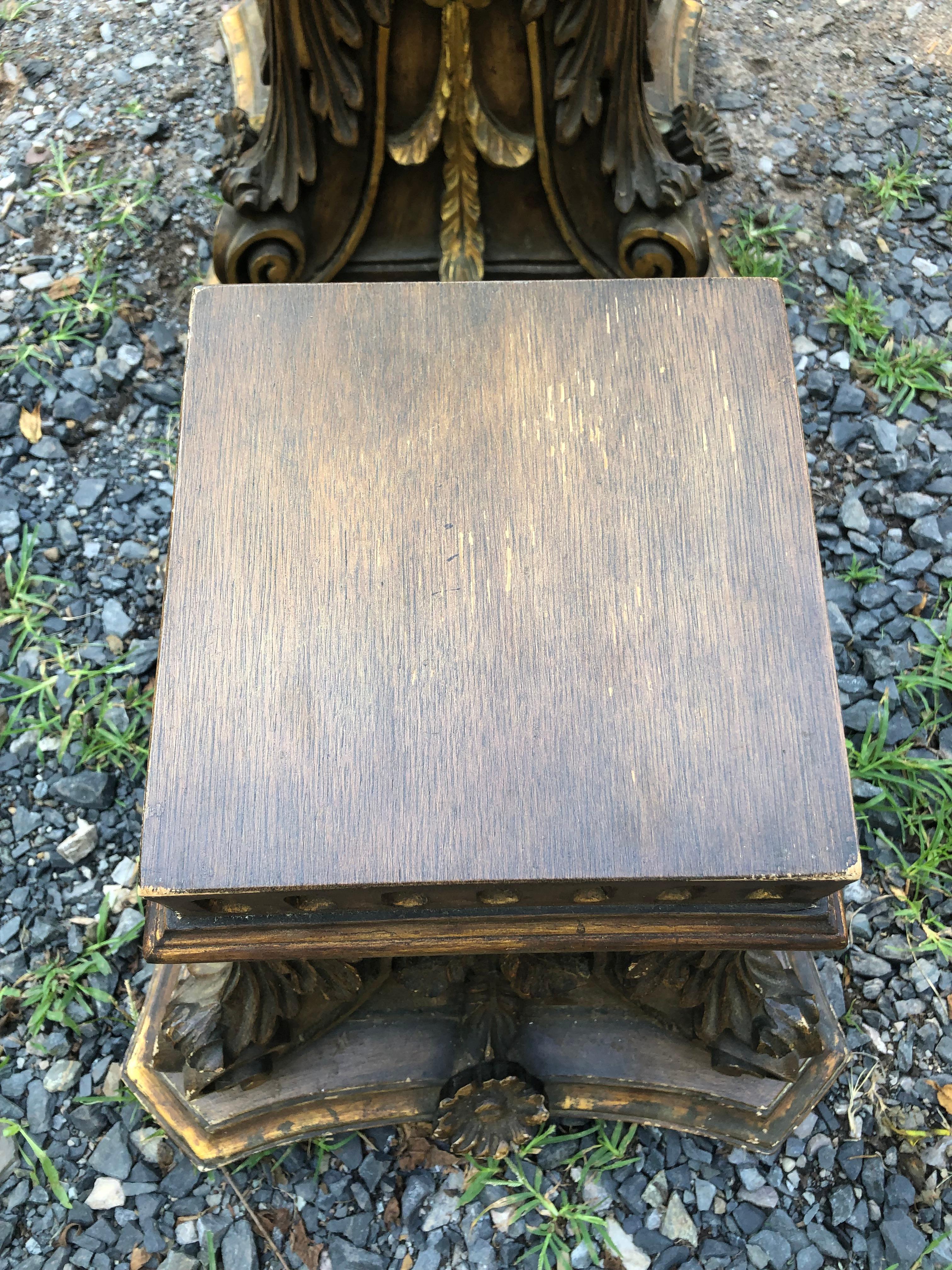 Paire de tables d'appoint néoclassiques à piédestal en bois doré sculpté de façon ornementale en vente 5