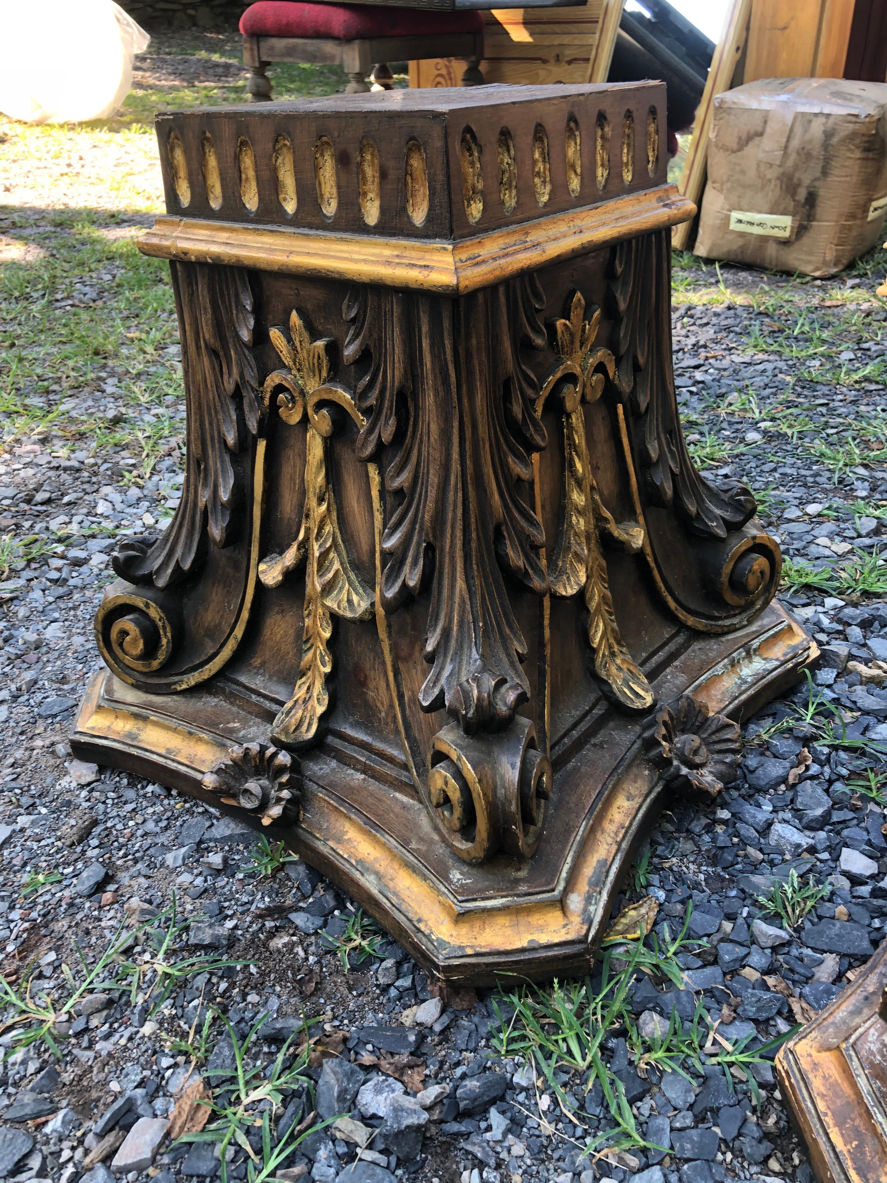 Paar kunstvoll geschnitzte vergoldete Wood Neoclassical Pedestal End Tables im Angebot 6