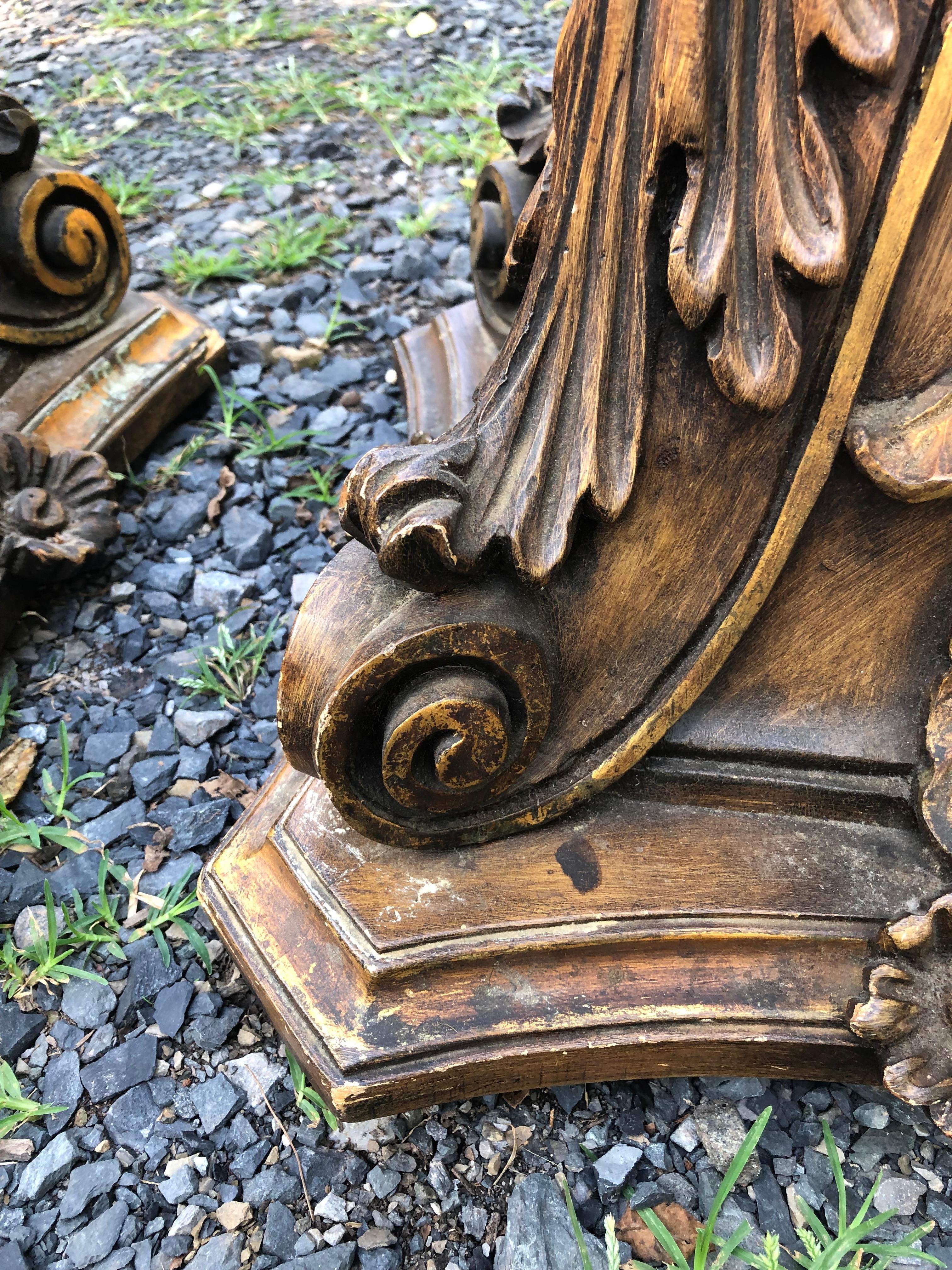 Paire de tables d'appoint néoclassiques à piédestal en bois doré sculpté de façon ornementale en vente 7
