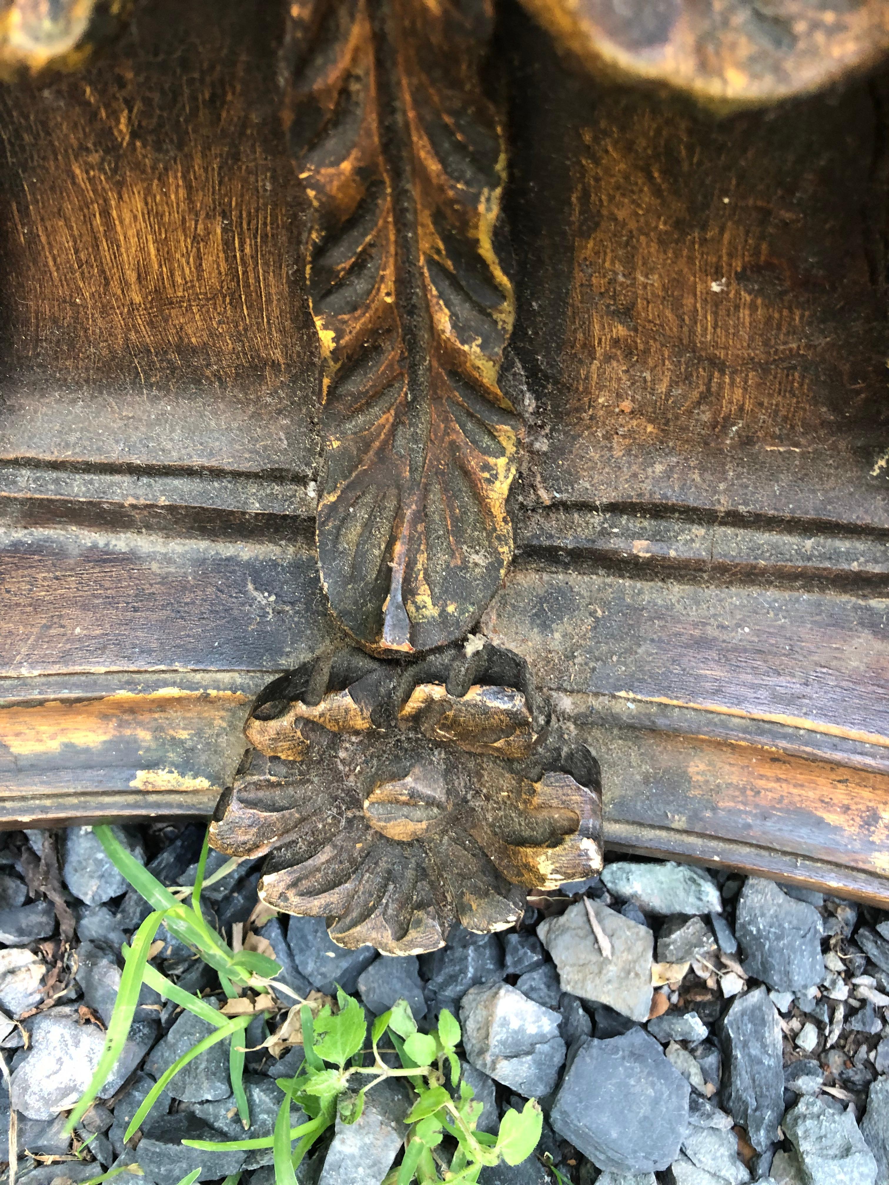 Bois Paire de tables d'appoint néoclassiques à piédestal en bois doré sculpté de façon ornementale en vente
