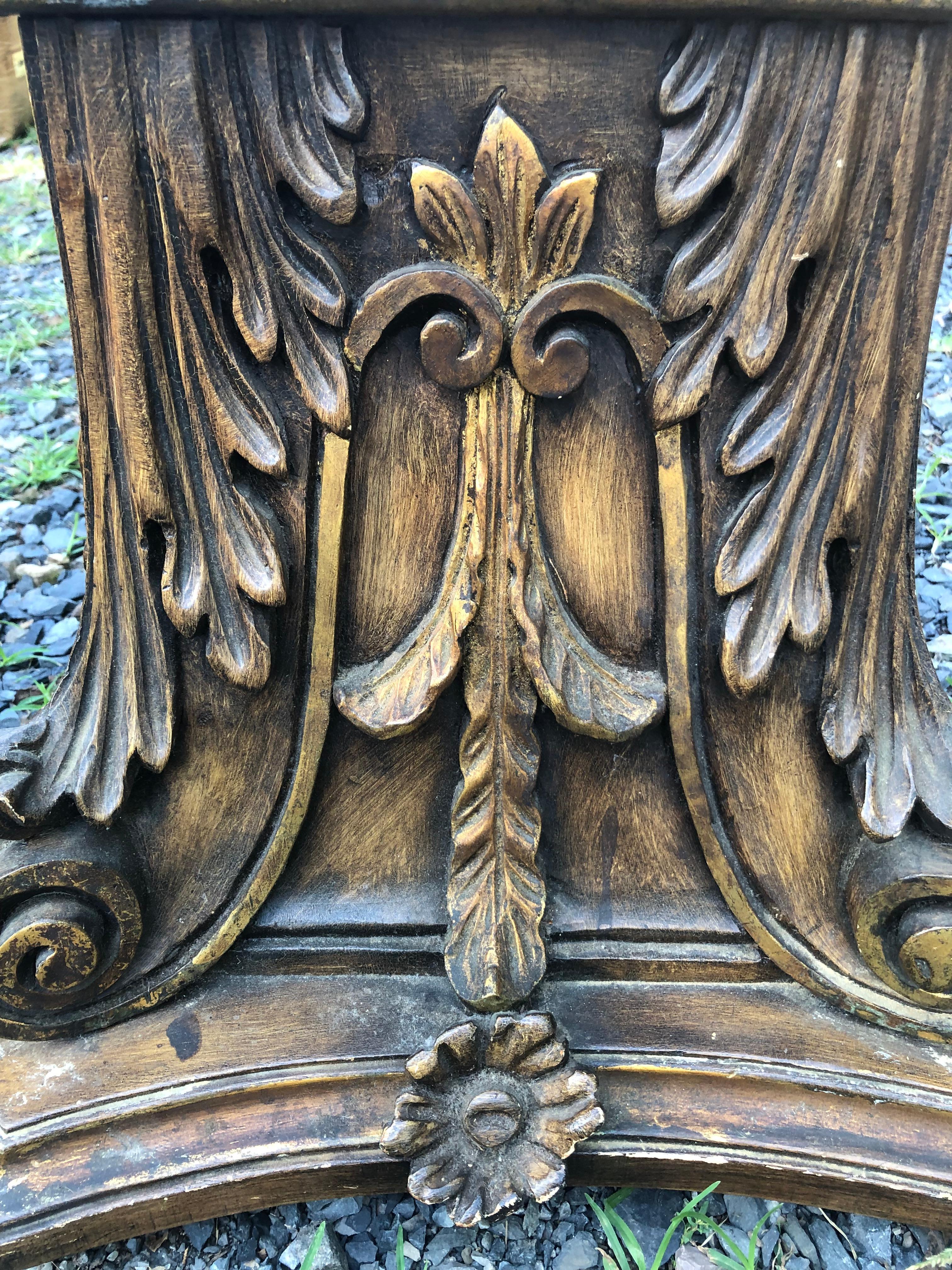 Paar kunstvoll geschnitzte vergoldete Wood Neoclassical Pedestal End Tables im Angebot 1