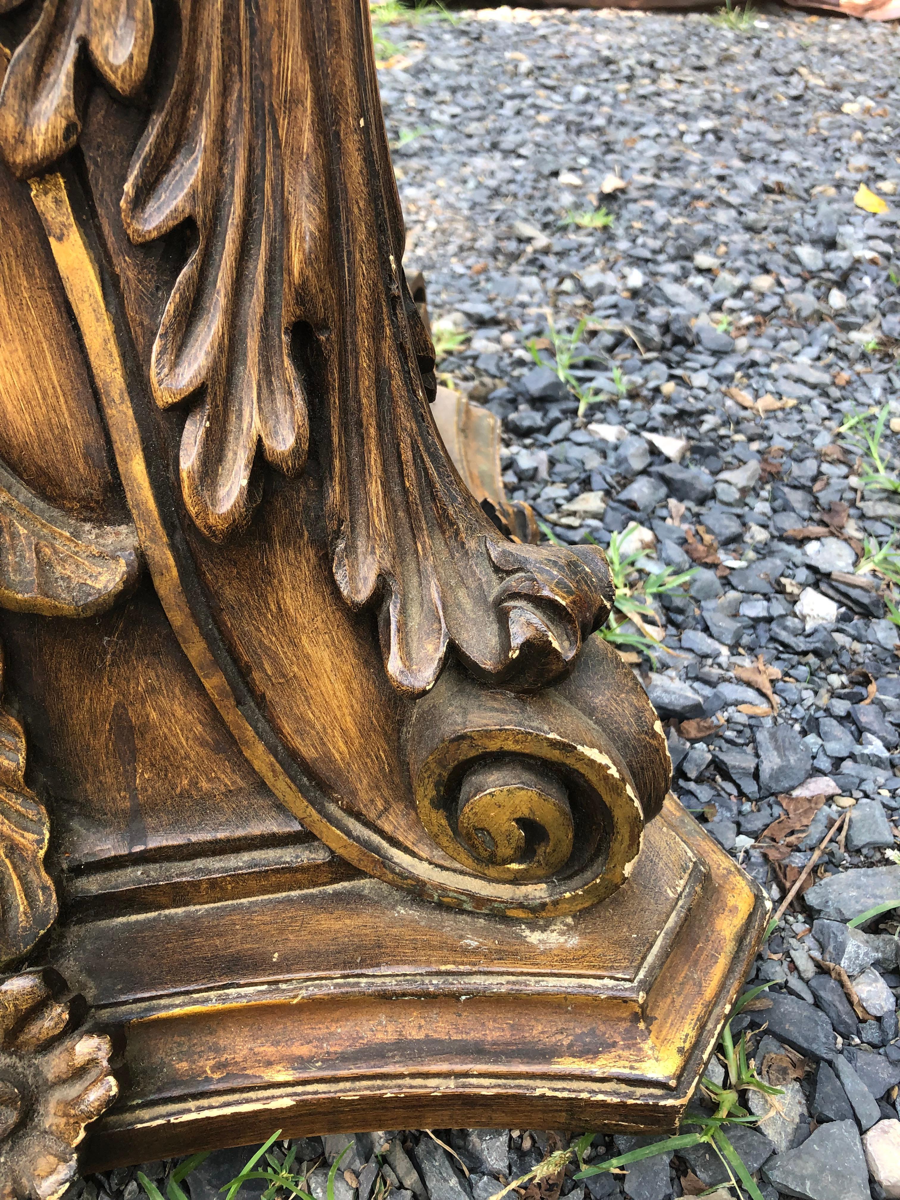 Paar kunstvoll geschnitzte vergoldete Wood Neoclassical Pedestal End Tables im Angebot 2