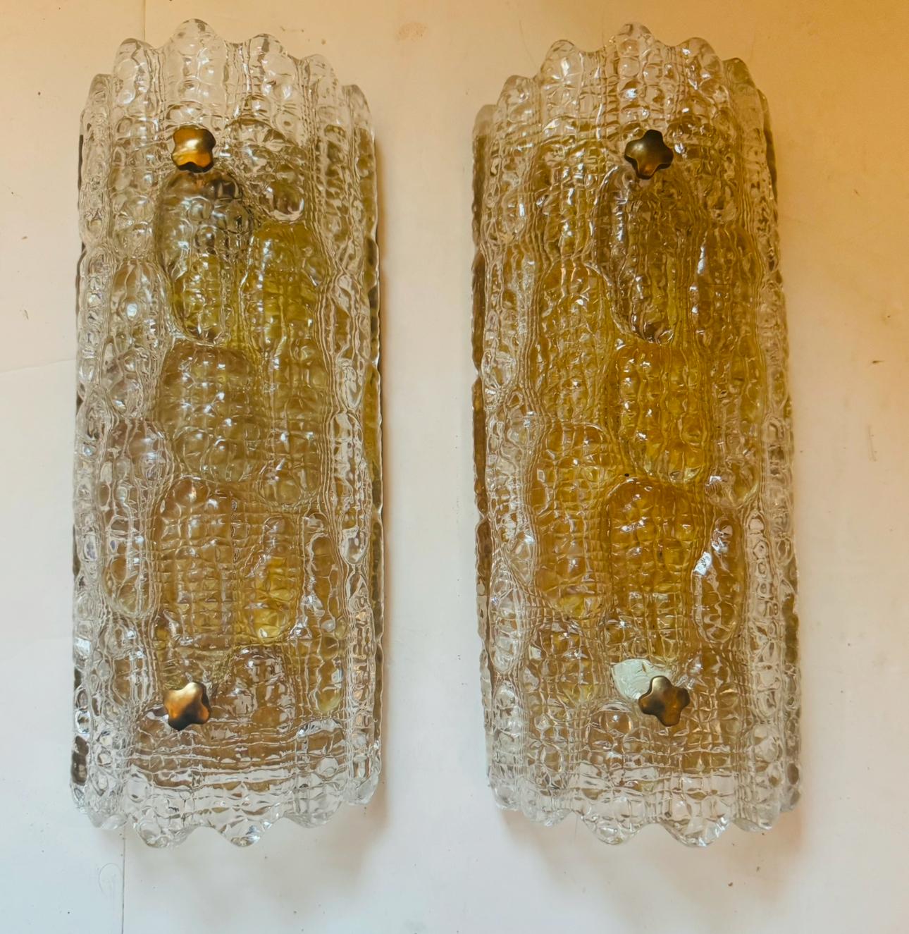 Ottone Coppia di lampade da parete svedesi degli anni '50 in cristallo di Orrefors Carl Fagerlund in vendita