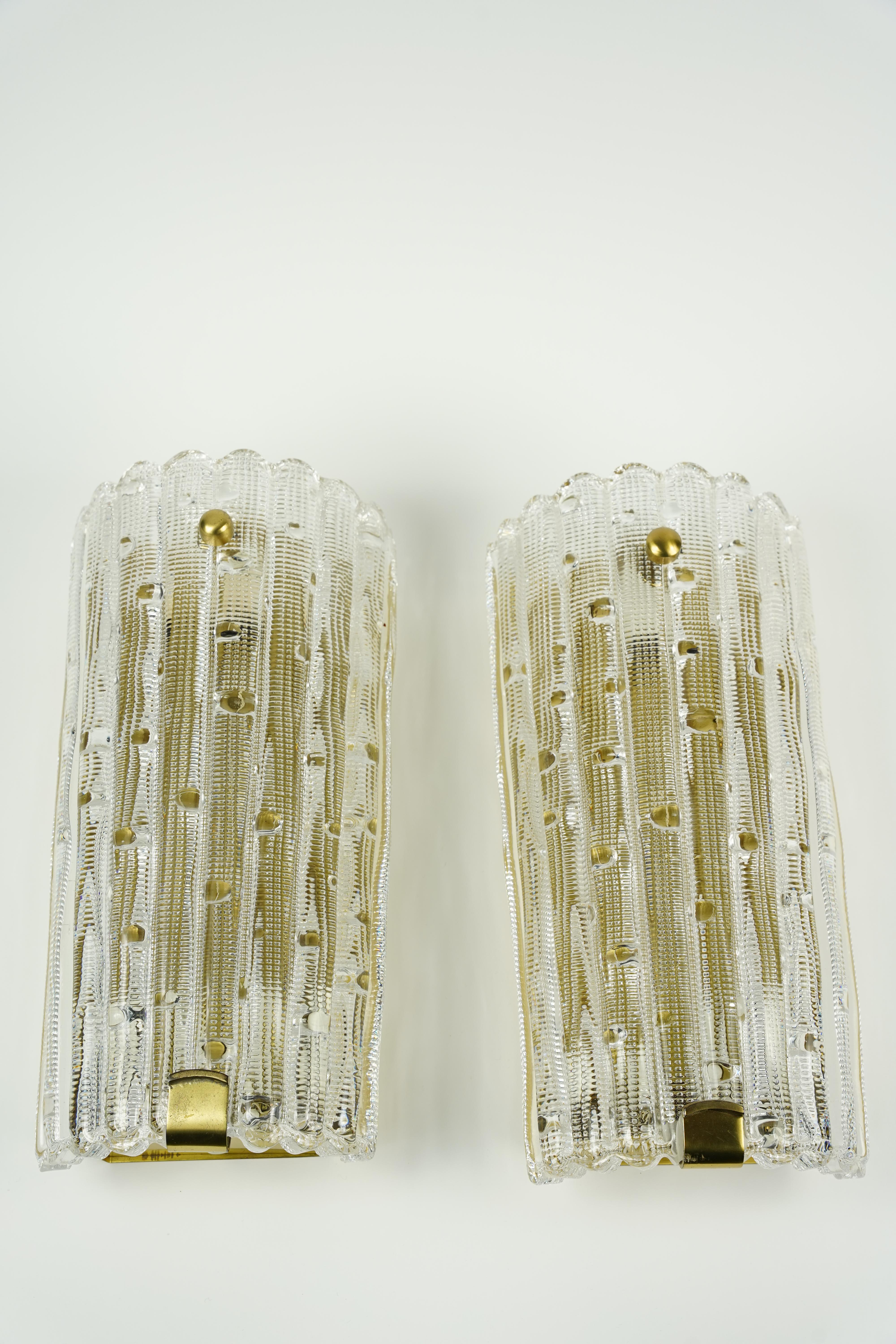 Suédois Paire d'appliques Orrefors en cristal et laiton de Carl Fagerlund, Suède, 1950 en vente