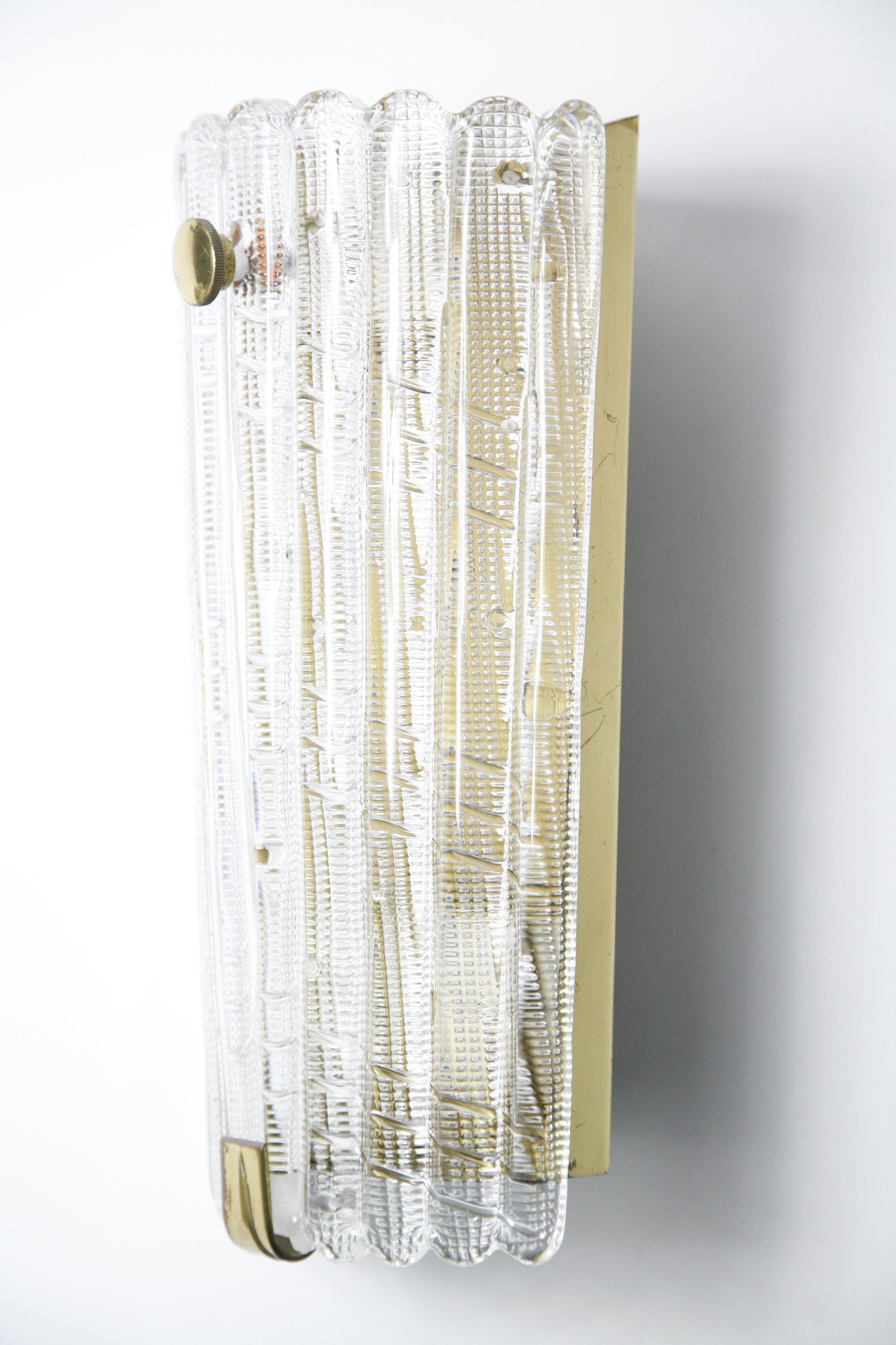 Paar Orrefors-Wandleuchter aus Kristall und Messing von Carl Fagerlund, Schweden, 1950 (Schwedisch) im Angebot