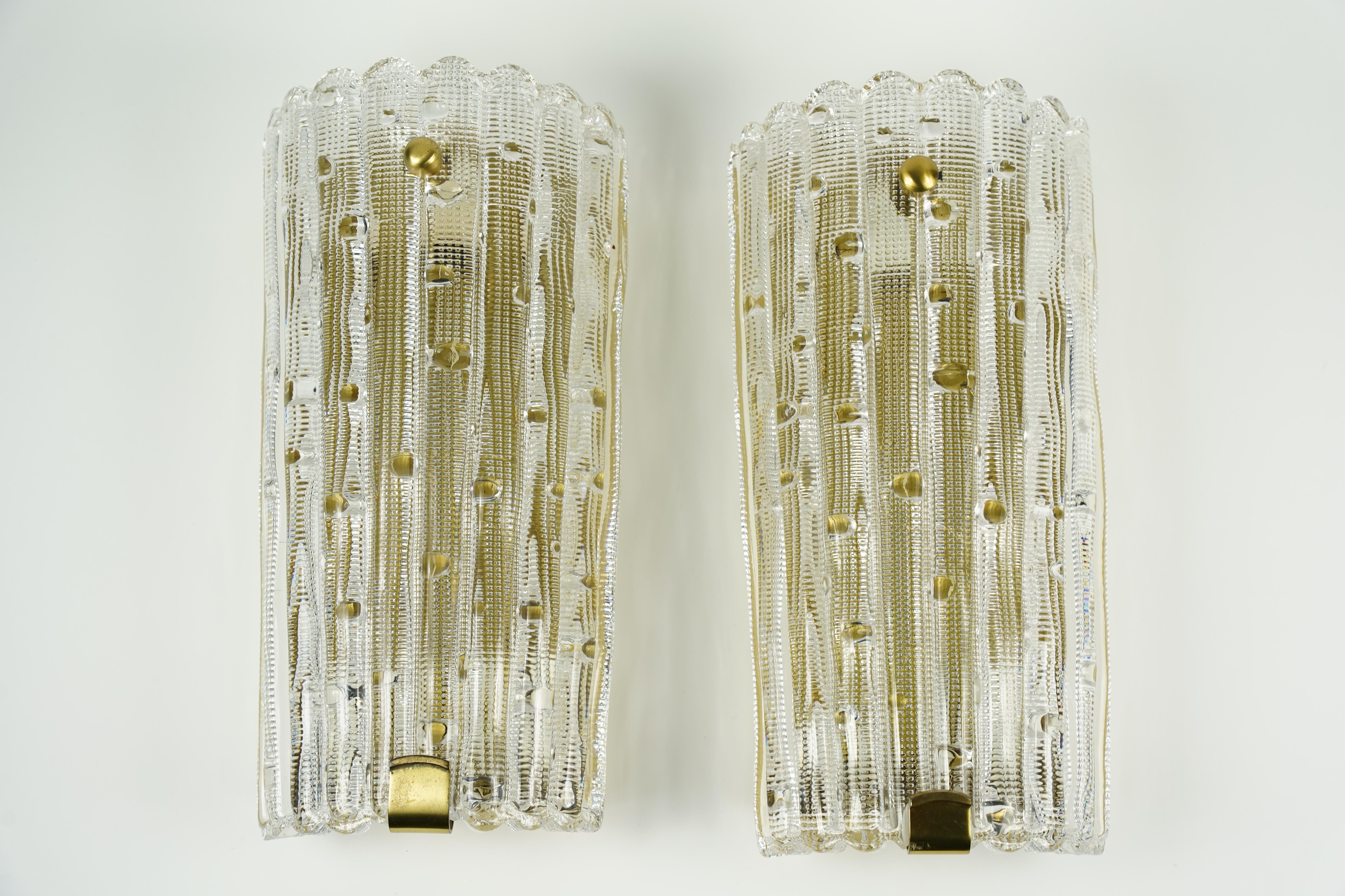Moulage Paire d'appliques Orrefors en cristal et laiton de Carl Fagerlund, Suède, 1950 en vente