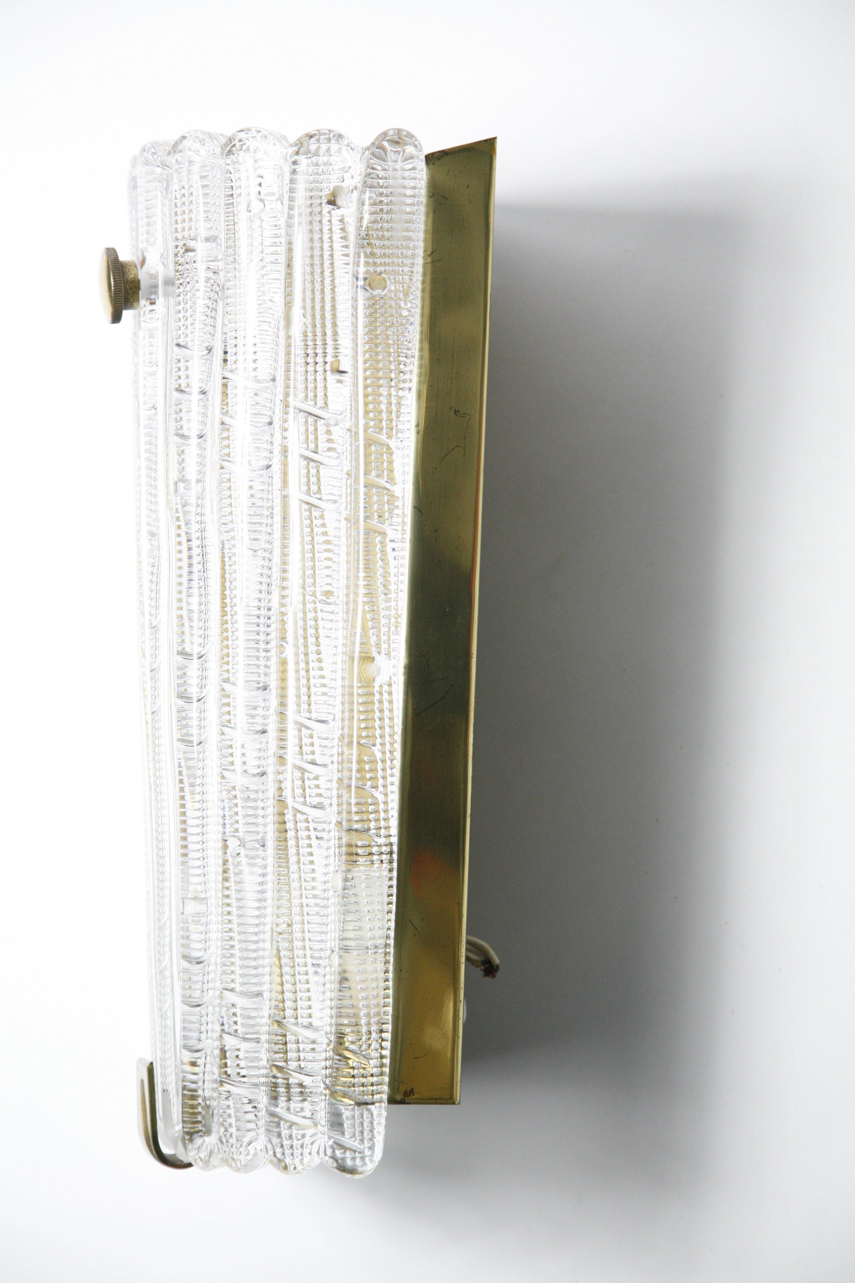 Paar Orrefors-Wandleuchter aus Kristall und Messing von Carl Fagerlund, Schweden, 1950 (Gegossen) im Angebot