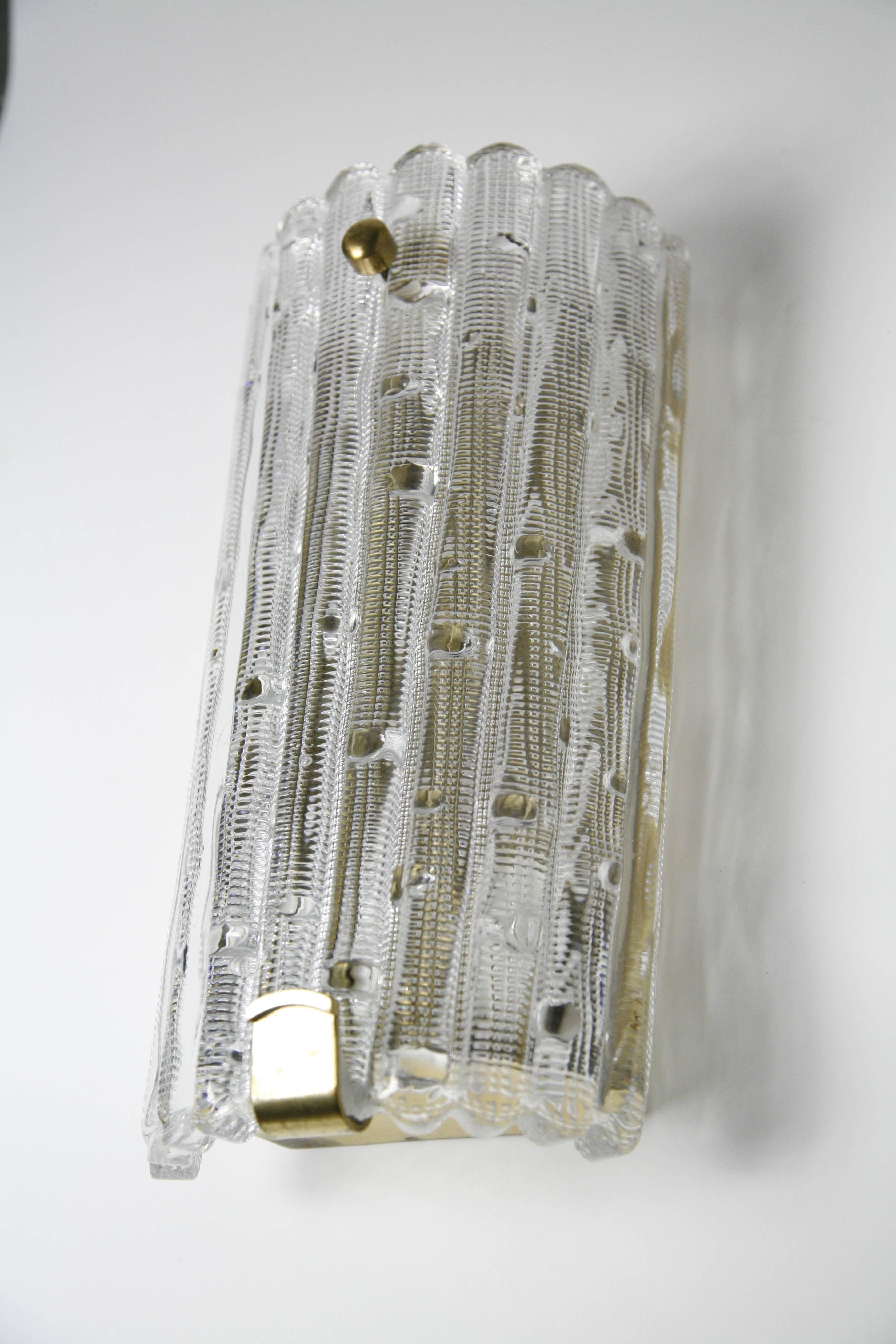 Laiton Paire d'appliques Orrefors en cristal et laiton de Carl Fagerlund, Suède, 1950 en vente