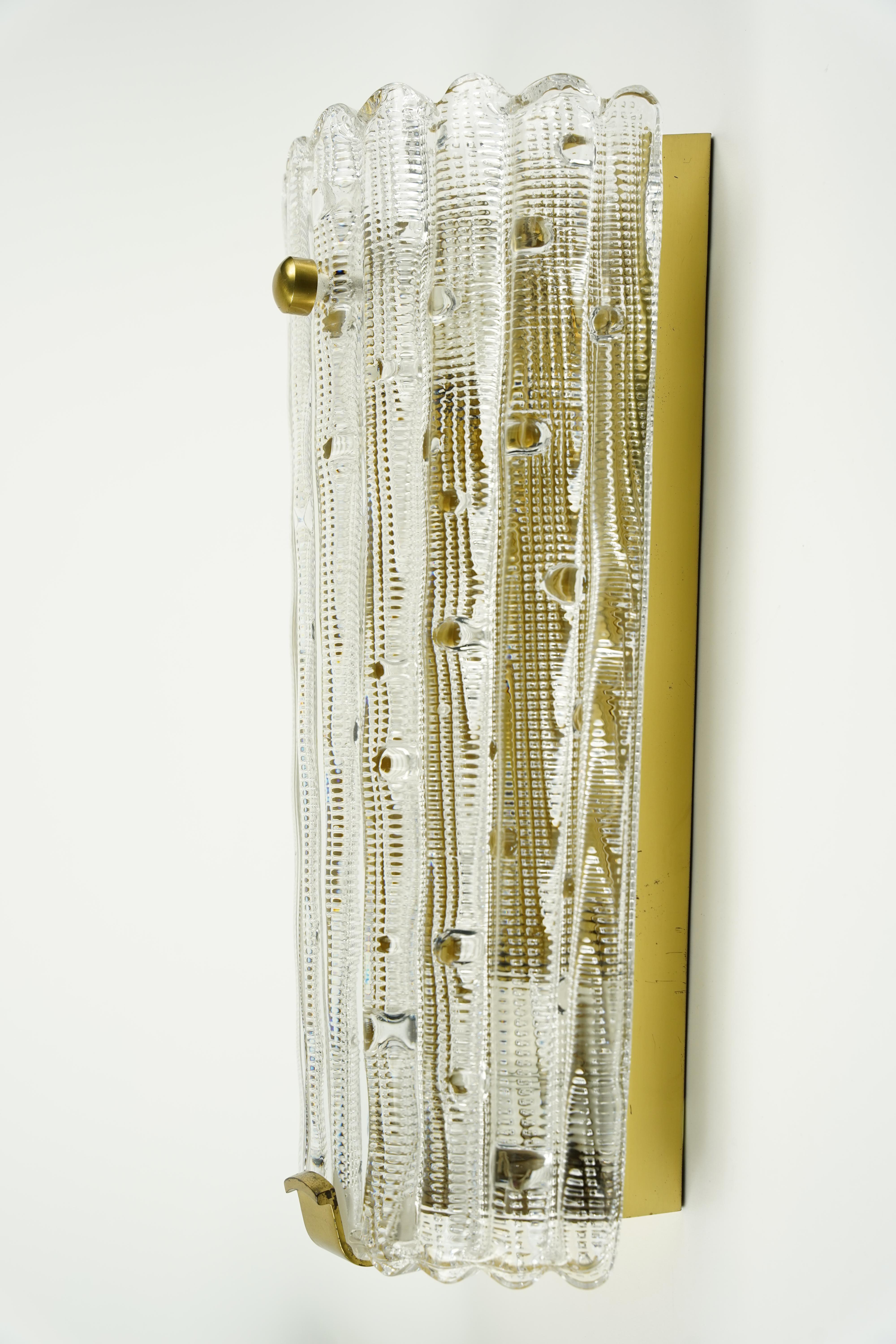 Laiton Paire d'appliques Orrefors en cristal et laiton de Carl Fagerlund, Suède, 1950 en vente