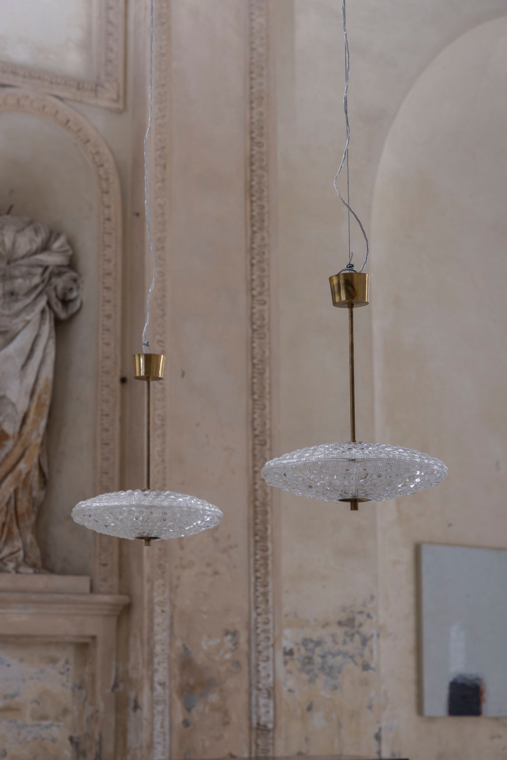 Elegante coppia di pendenti in cristallo Orrefors di Carl Fagerlund per Lyfa.
Lampadari scandinavi moderni di metà secolo con una raffinata struttura in ottone abbinata a spessi paralumi in cristallo testurizzato prodotti dalla vetreria Orrefors,