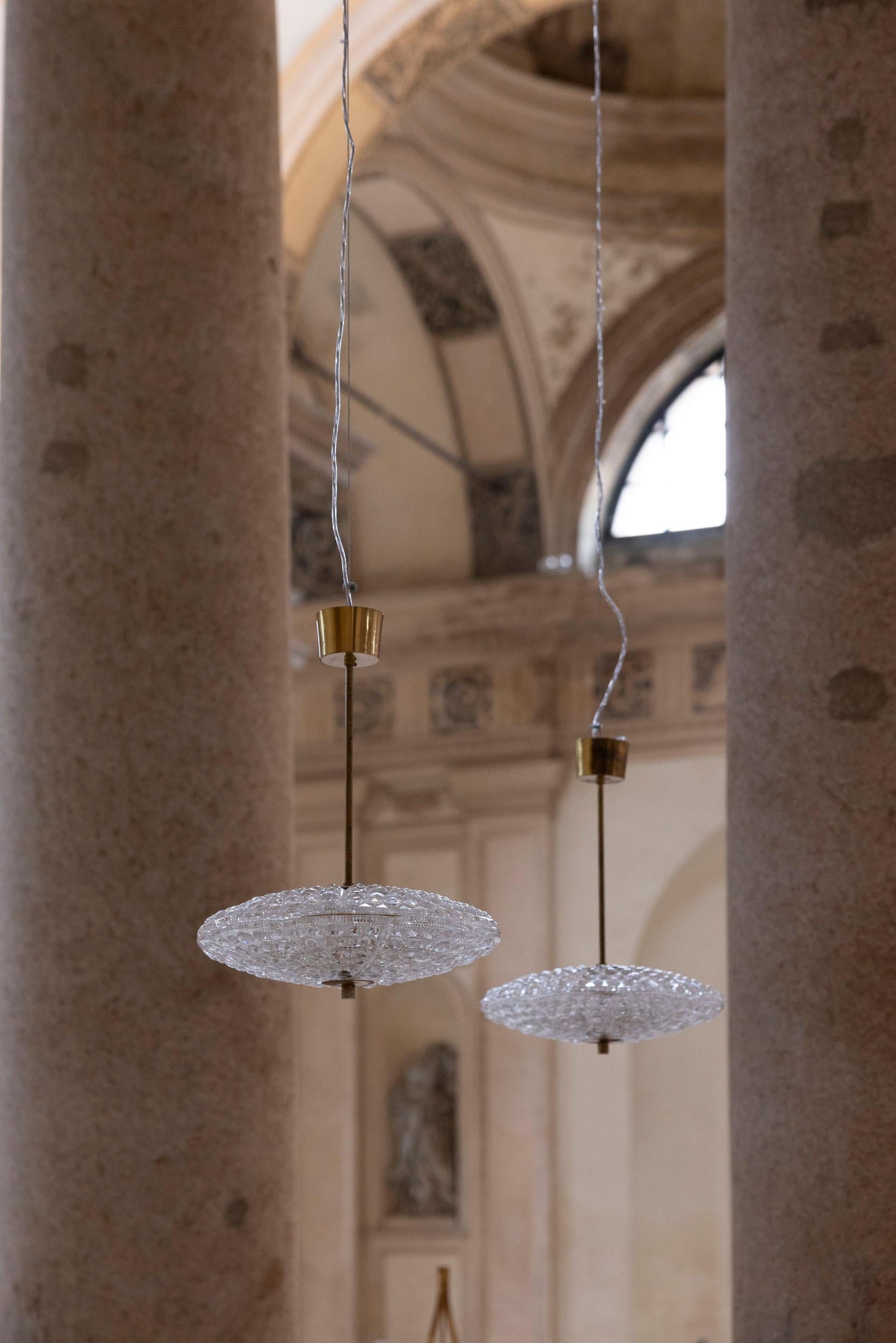 Ottone Coppia di lampade a sospensione in cristallo Orrefors di Carl Fagerlund per Lyfa, Danimarca anni '60 in vendita