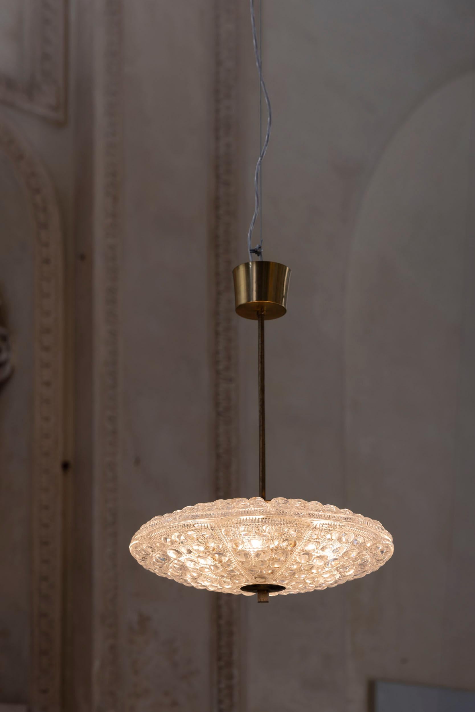 Coppia di lampade a sospensione in cristallo Orrefors di Carl Fagerlund per Lyfa, Danimarca anni '60 in vendita 1