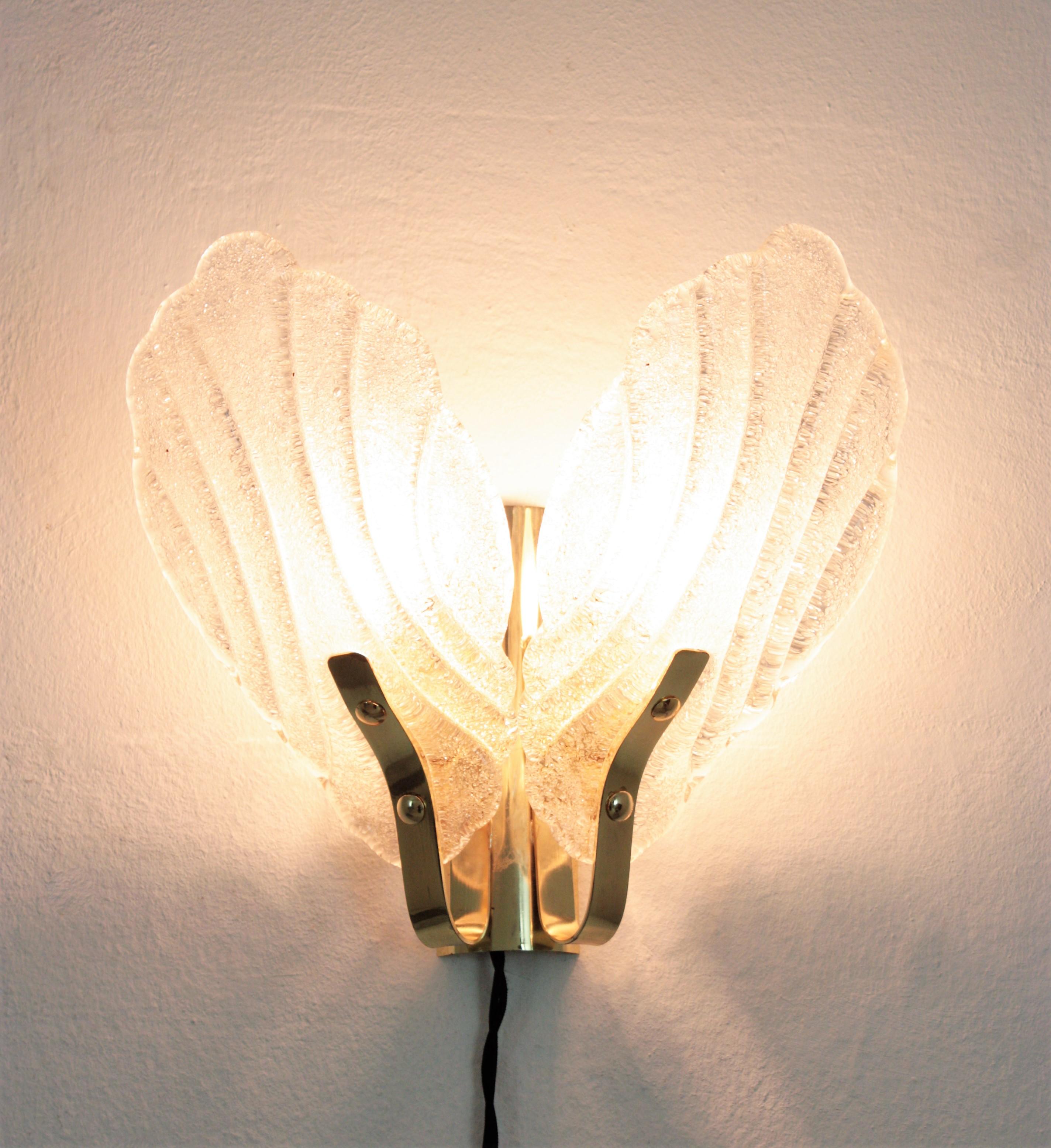 Pair of Orrefors Fagerlund Double Leaf Wall Sconces in Glass and Brass, 1960s In Good Condition For Sale In Barcelona, ES
