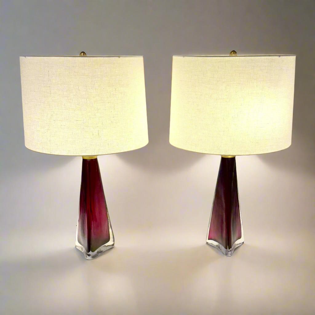 Paire de lampes de table en verre d'art moderniste Orrefors. 
Verre texturé rouge en forme de pyramide avec des accessoires et des détails en laiton patiné.
Avec la signature et le Label d'Orrefors.
