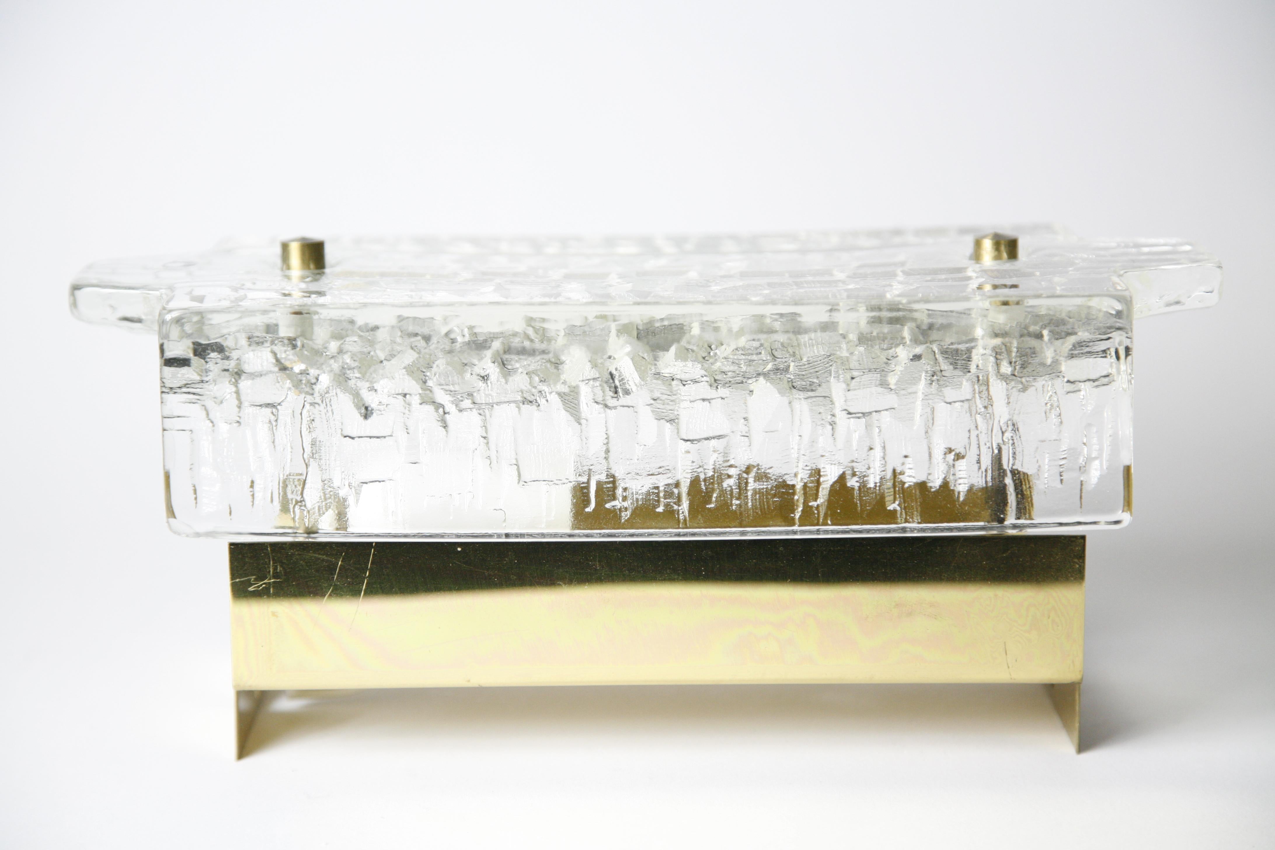 20ième siècle Paire d'appliques Orrefors en laiton et abat-jour en verre de cristal par Orrefors, Suède 1970 en vente
