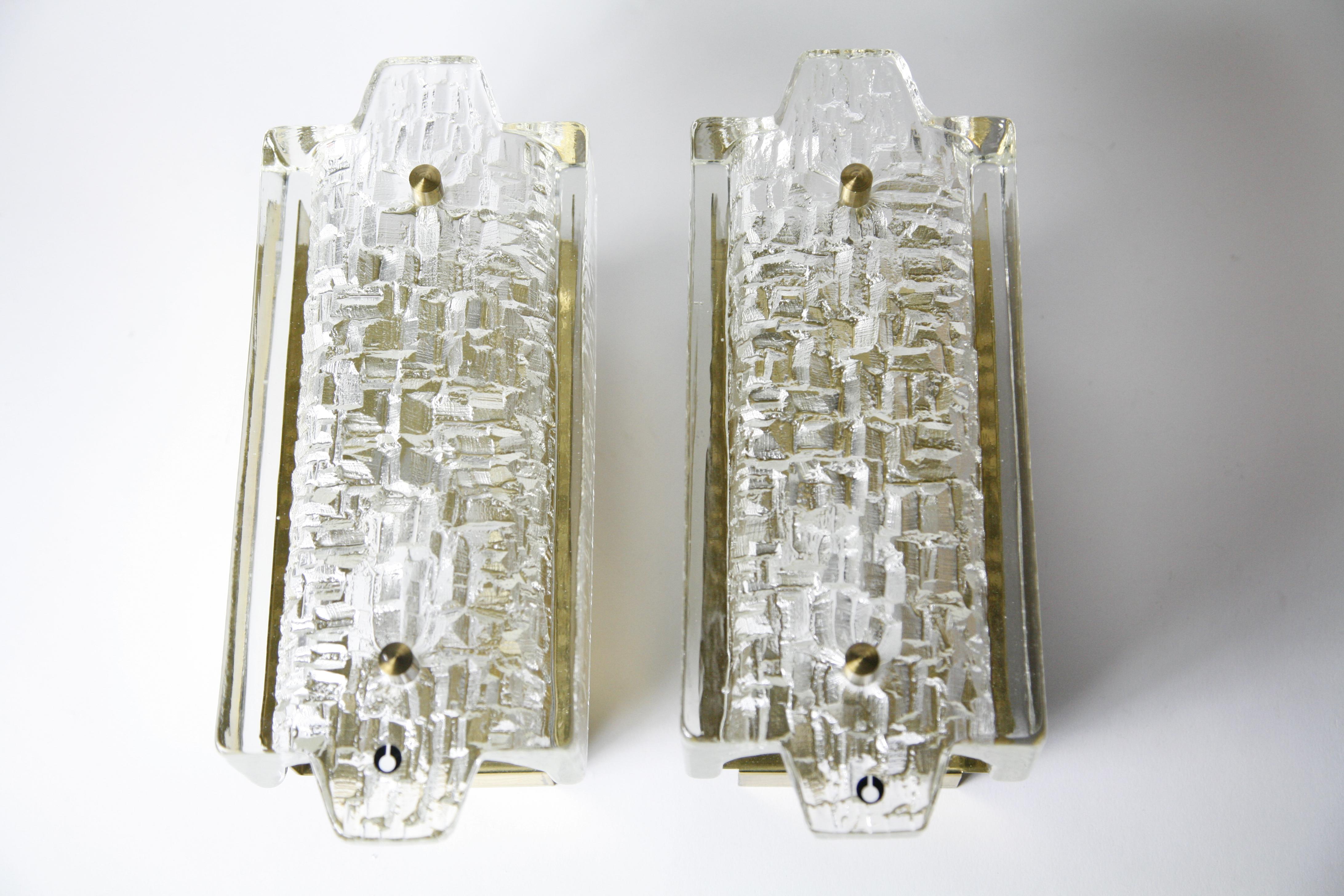 Paire d'appliques Orrefors en laiton et abat-jour en verre de cristal par Orrefors, Suède 1970 en vente 1