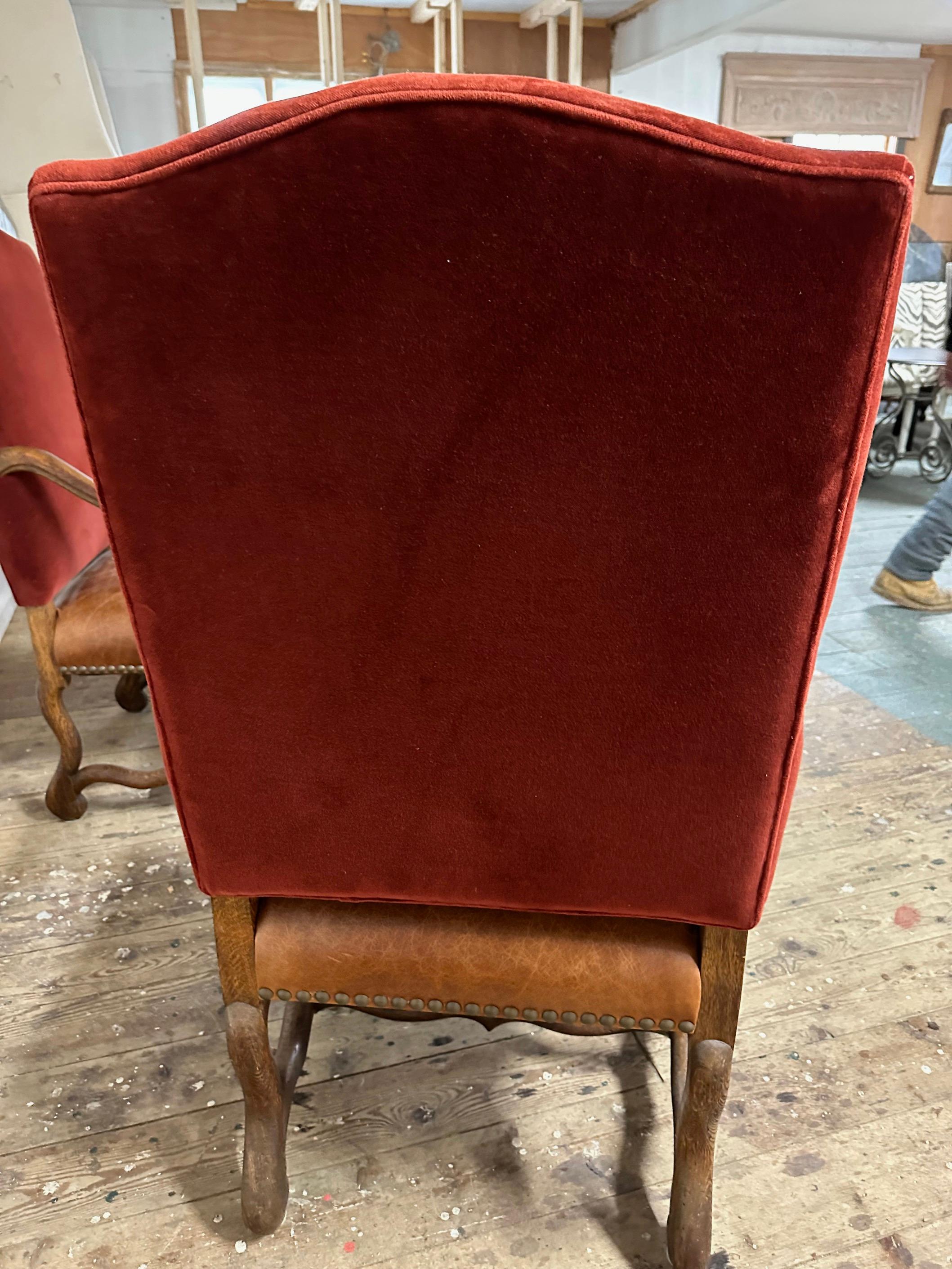 Beau et généreux fauteuil provincial français de style Louis XIII en forme d'Os de Mouton (corne de mouton) avec dos de chameau incliné, un style populaire pendant plus de 200 ans.  Les chaises ont des pieds à volutes reliés par des brancards. 2