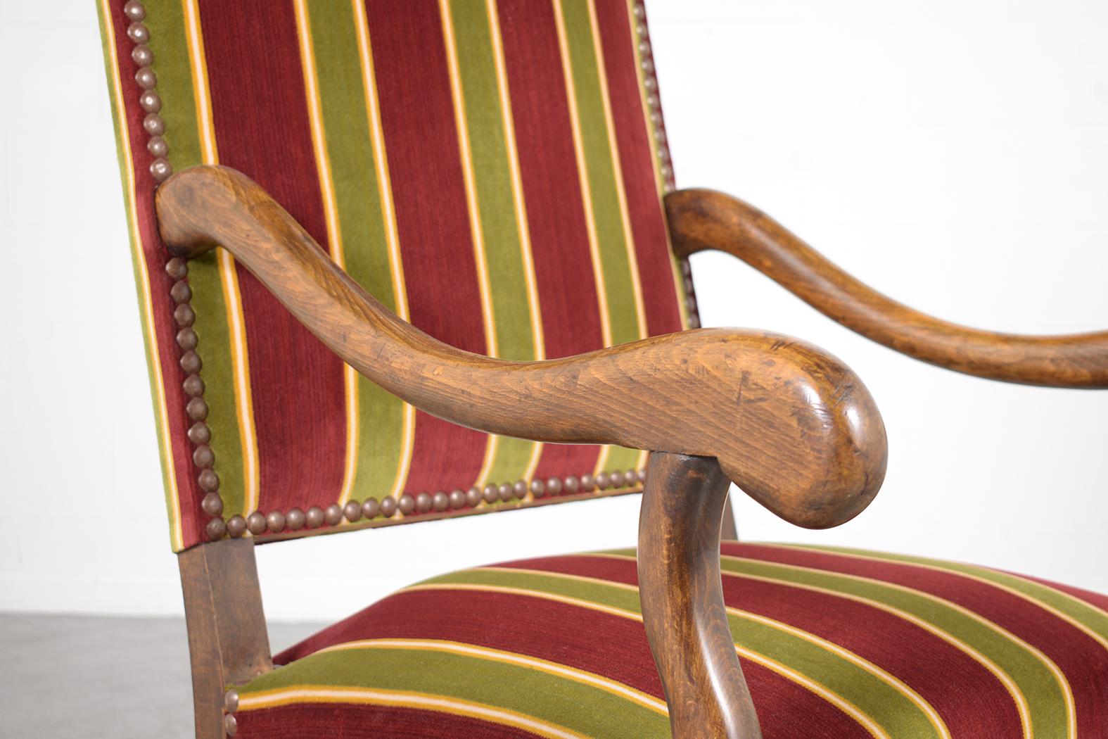 Französische Sessel des 19. Jahrhunderts: Dunkle Nussbaumoberfläche mit gestreifter Samtpolsterung im Angebot 6