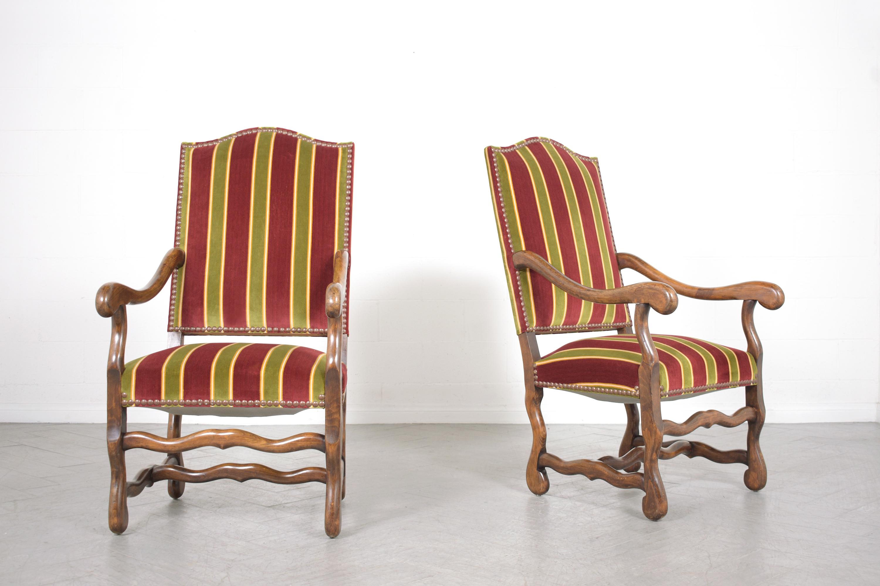 Versetzen Sie sich in die Grandeur des späten 19. Jahrhunderts mit unserem exquisiten Paar französischer Sessel, die in sorgfältiger Handarbeit aus Massivholz gefertigt wurden. Jeder Stuhl, der außergewöhnliche Handwerkskunst widerspiegelt, befindet