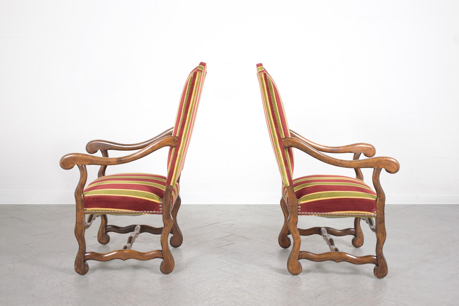 Französische Sessel des 19. Jahrhunderts: Dunkle Nussbaumoberfläche mit gestreifter Samtpolsterung im Zustand „Gut“ im Angebot in Los Angeles, CA