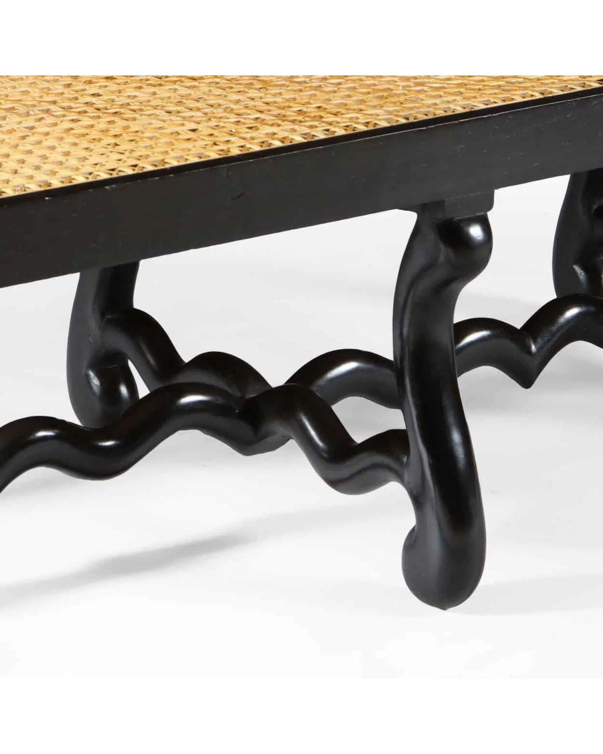 Ebonisierte Os de Mouton Langrohrbank mit S-förmigen Beinen und profilierten Bahren.

Perfekt geeignet als Fensterbank, Bank oder niedriger Tisch

Zusätzliche Informationen: 
Herkunft: England
Stil: Klassisch
Abmessungen:
Tiefe: 53,5 cm (21,06