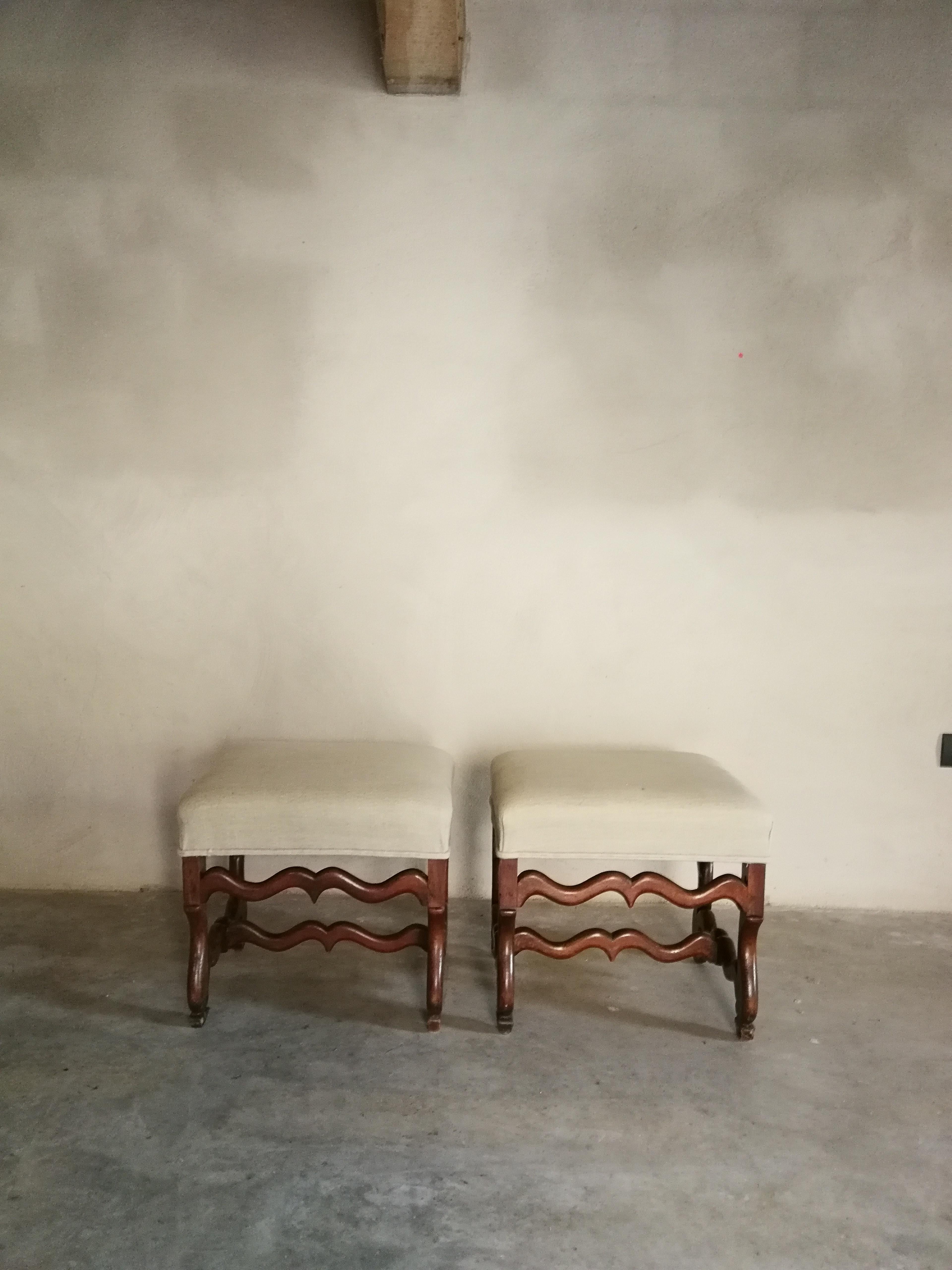 This pair of stools called os de mouton by their feet form were newly upholstered with natural Belgian linen.
They are very decorative but also very useful to add.