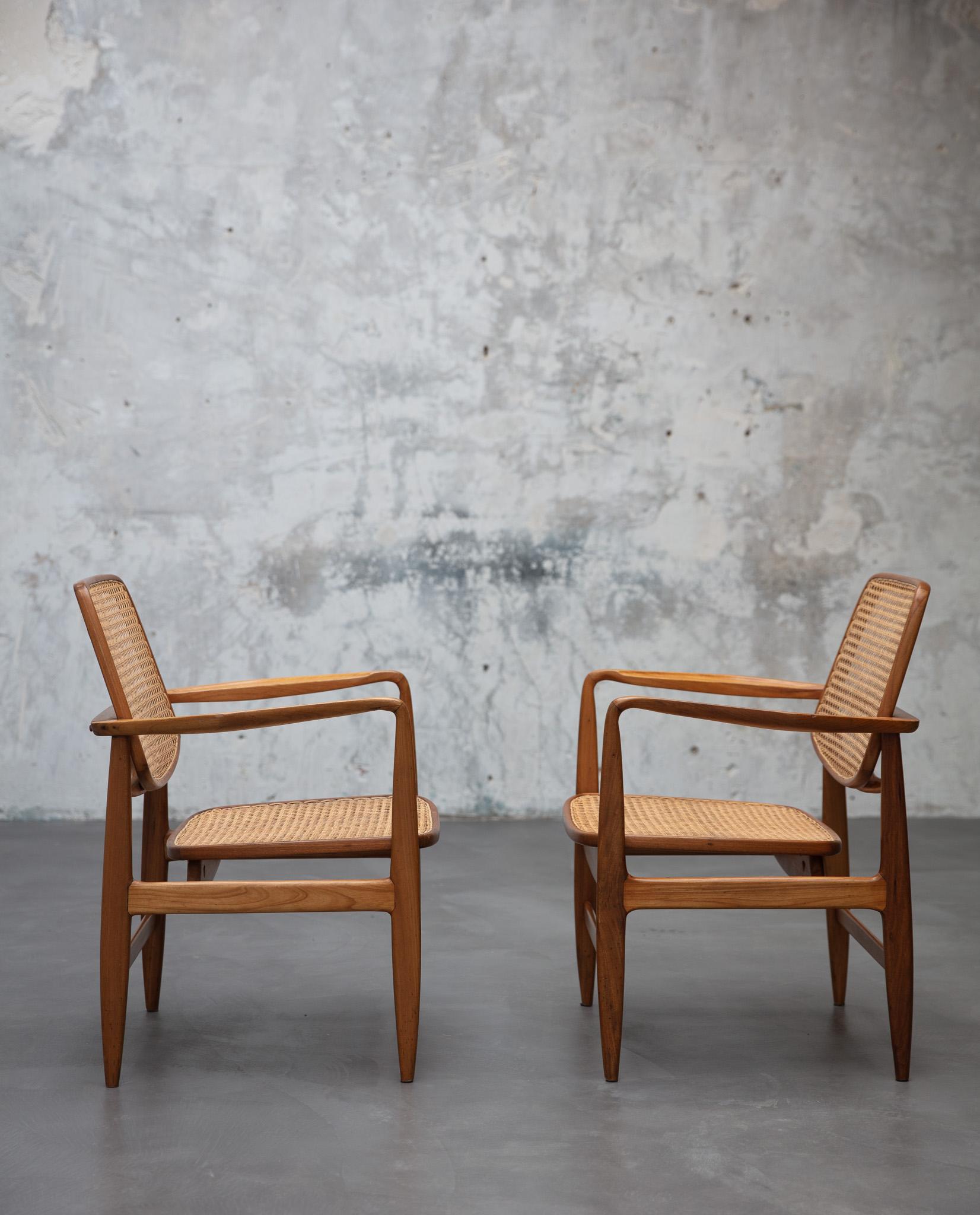 Le fauteuil Oscar, conçu par Sergio Rodrigues (1927-2014) en 1956, est un hommage à Oscar Niemeyer (1907-2012), une figure très influente dans le domaine de l'architecture moderne brésilienne. Ce fauteuil, qui reprend les principes de conception de