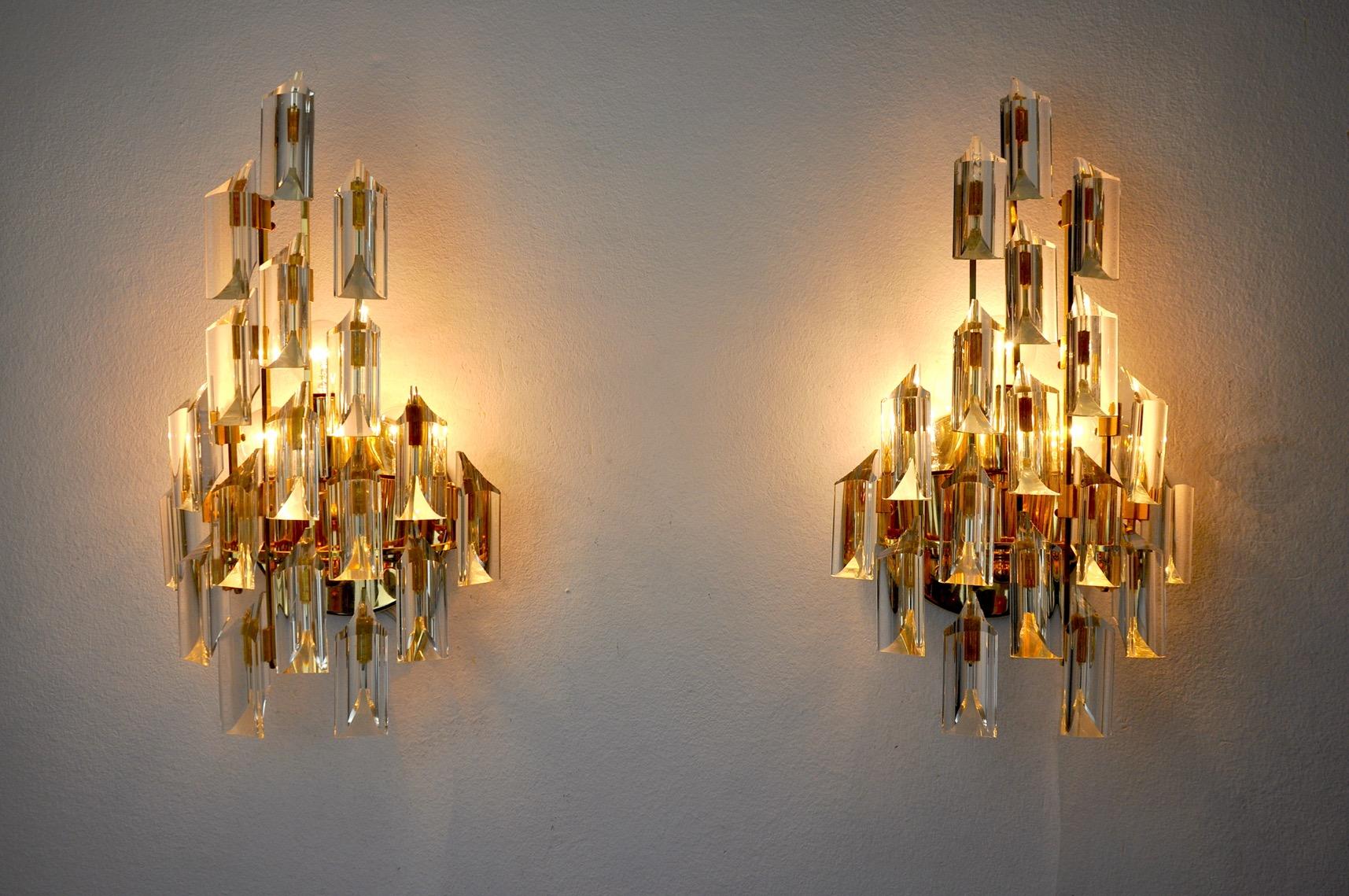 Very beautiful and rare pair of oscar torlasco wall lamp produced in italy in the 70s.

Cut glass called triedri and gilded metal structure.

Unique object that will illuminate wonderfully and bring a real design touch to your