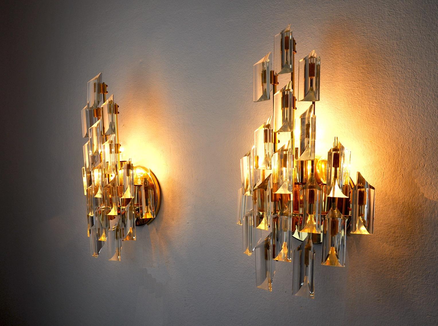Late 20th Century Pair of Oscar Torlasco Wall Lamps, Triedri Glass, Italy, 1970 For Sale