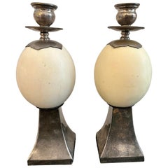 Coppia di candelieri in argento montati su uova di struzzo, stile Anthony Redmile