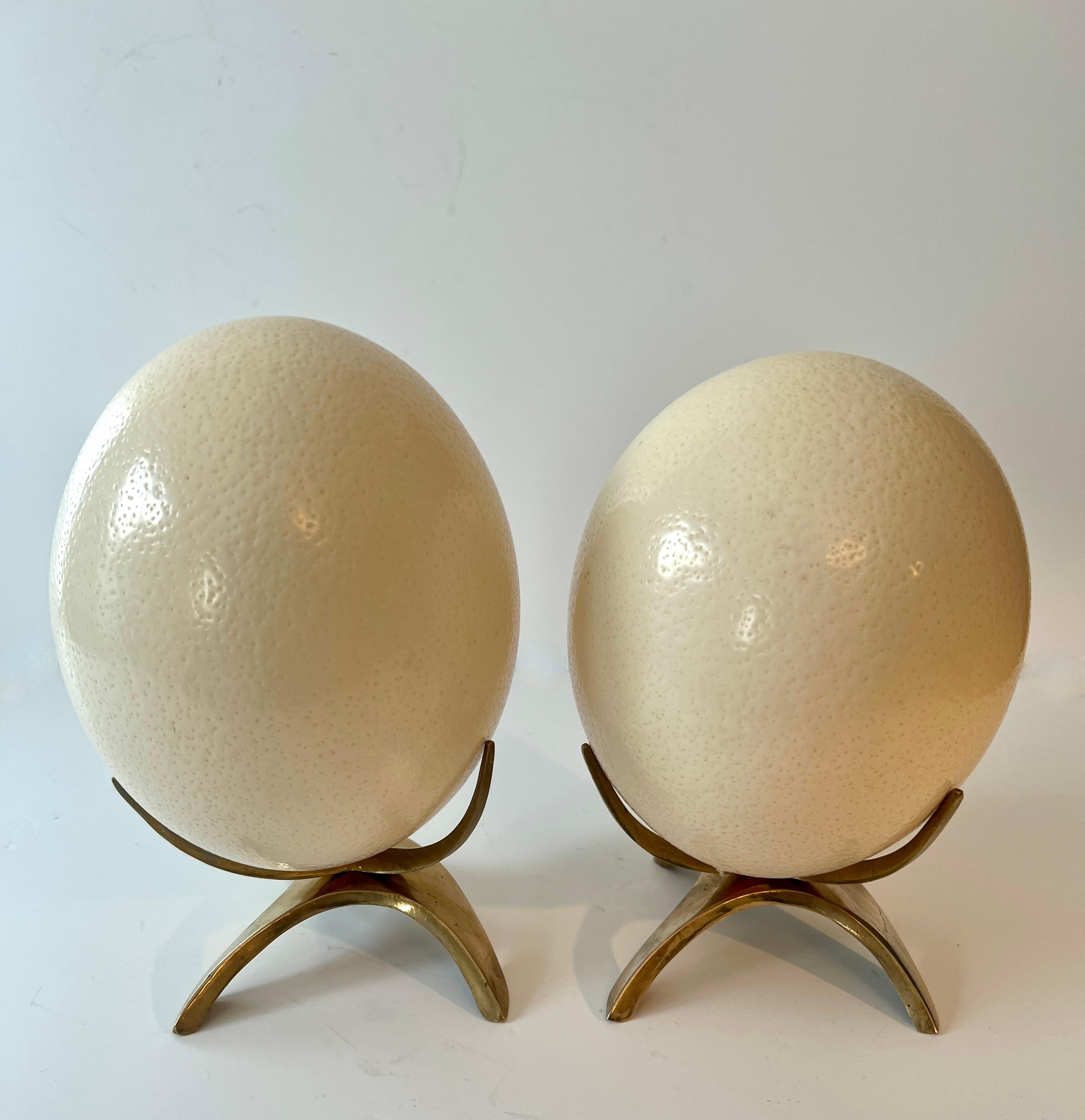 Una coppia di uova di struzzo su supporti in ottone personalizzati.  Questi pezzi sono meravigliosi per affiancare un caminetto, una consolle o un tavolo separato e come pezzi decorativi a sé stanti.

I supporti possono essere utilizzati anche per
