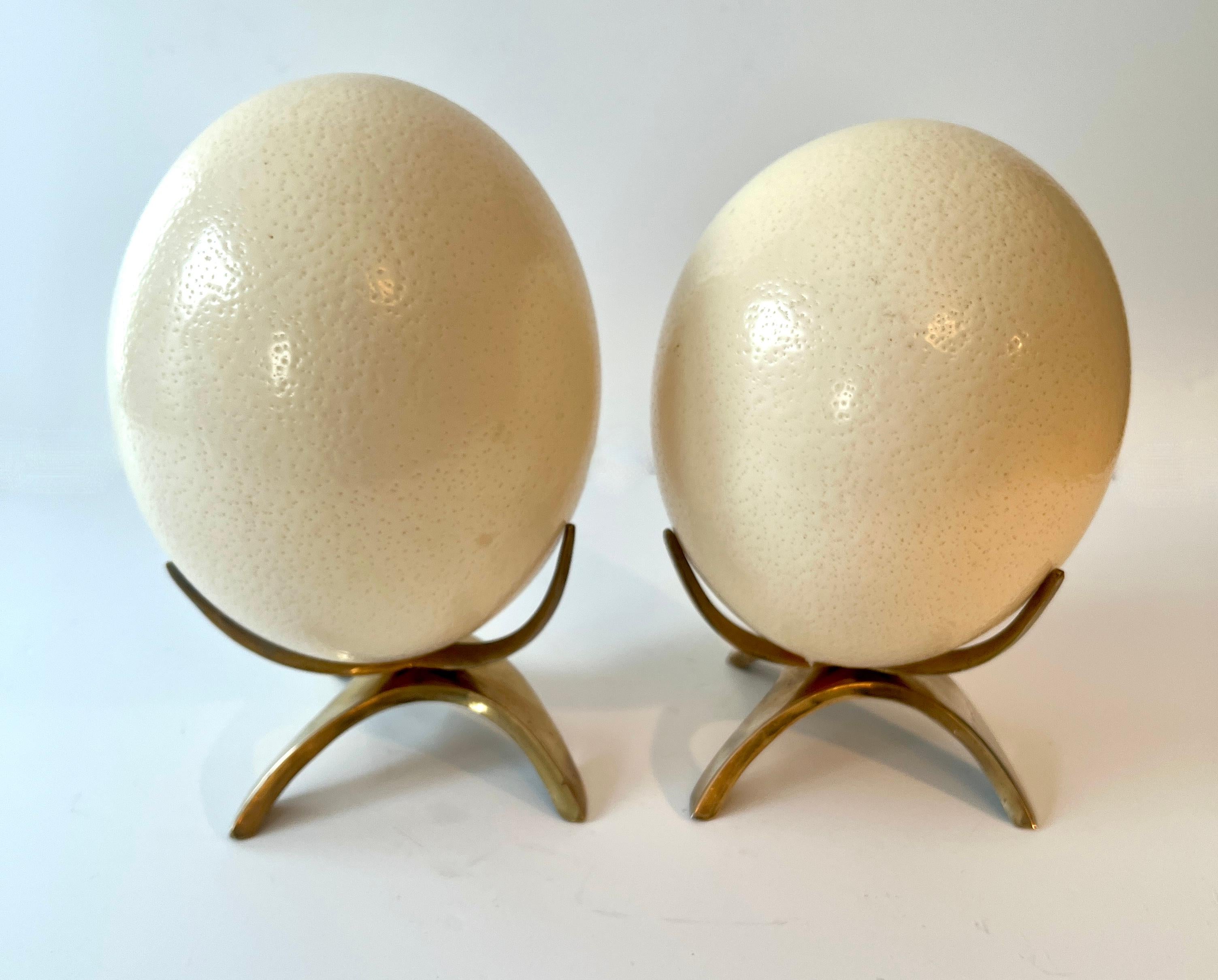 Organico moderno Coppia di uova di struzzo su supporto in ottone personalizzato in vendita