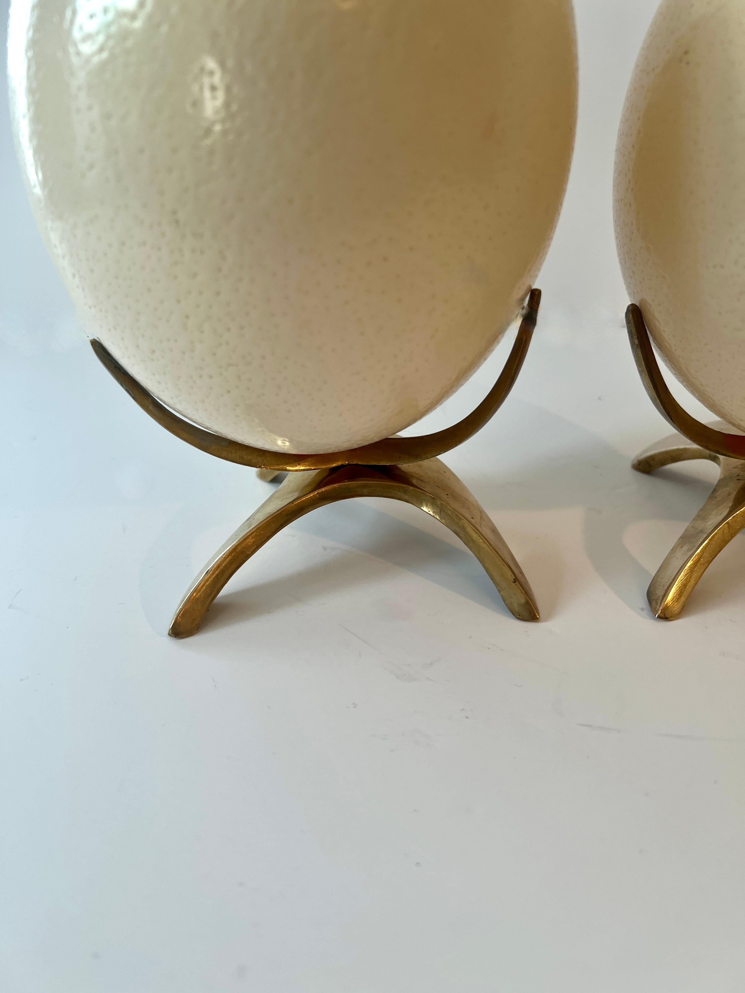 Fatto a mano Coppia di uova di struzzo su supporto in ottone personalizzato in vendita