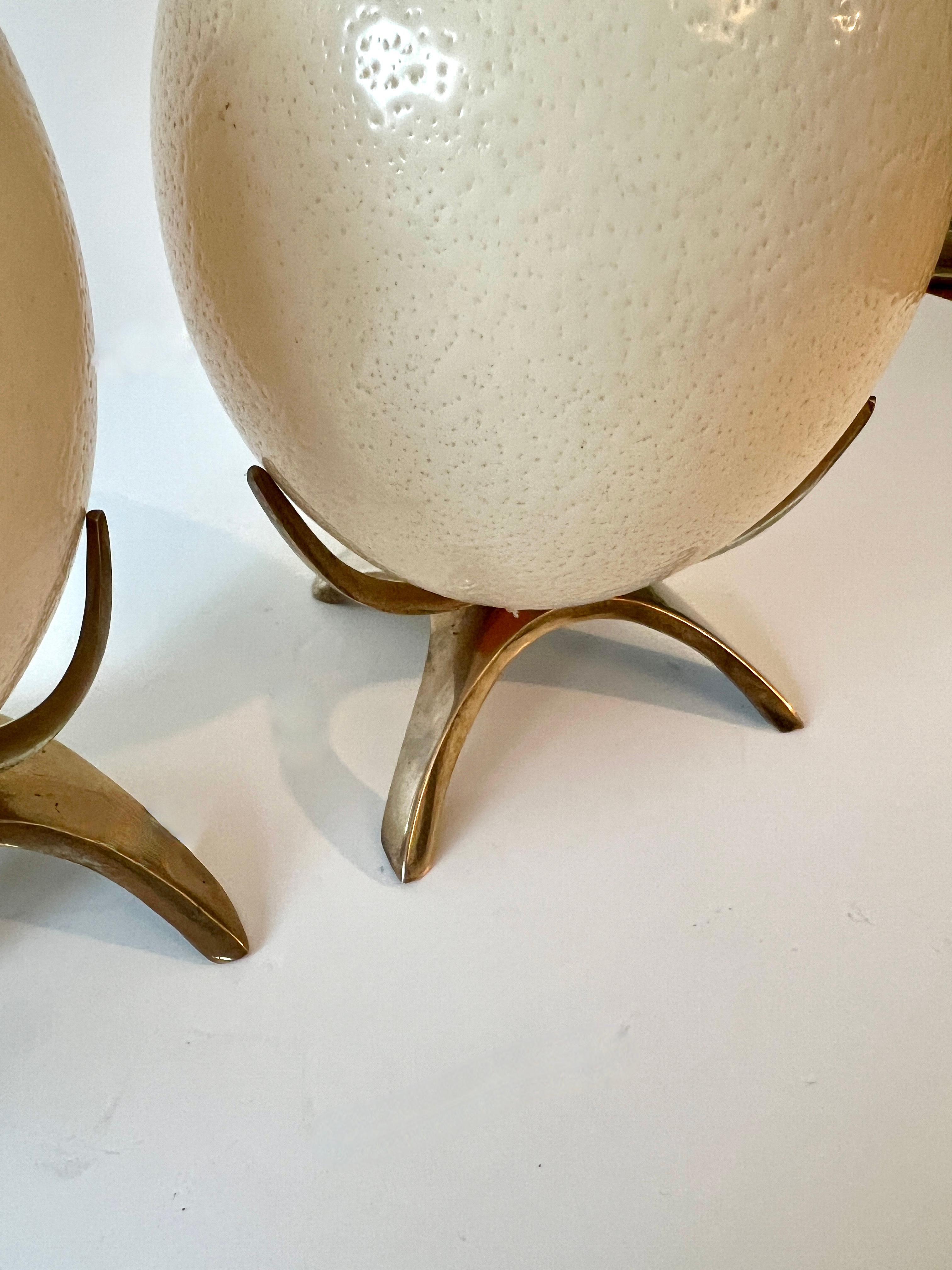 Coppia di uova di struzzo su supporto in ottone personalizzato In condizioni buone in vendita a Los Angeles, CA