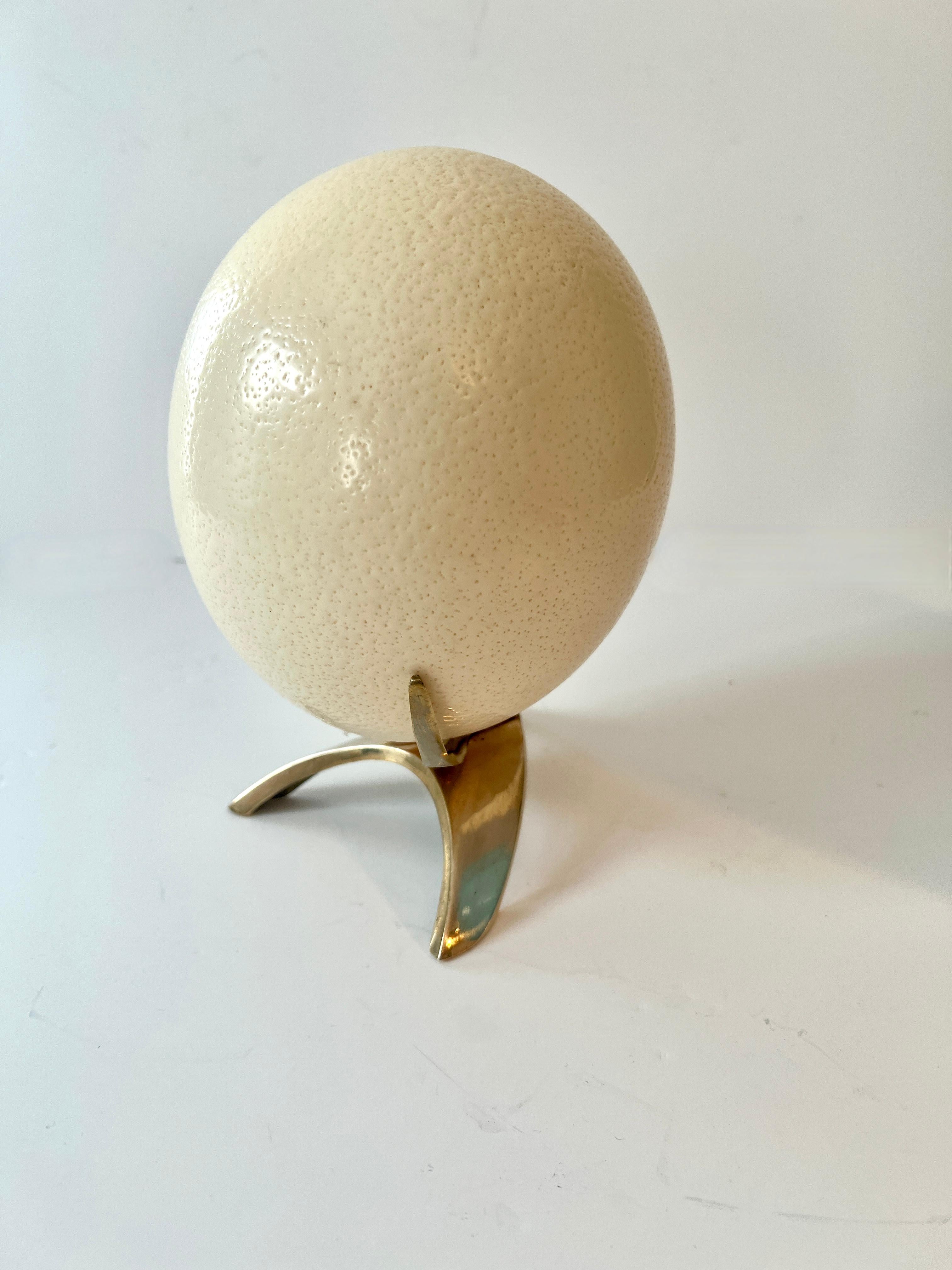 Ottone Coppia di uova di struzzo su supporto in ottone personalizzato in vendita