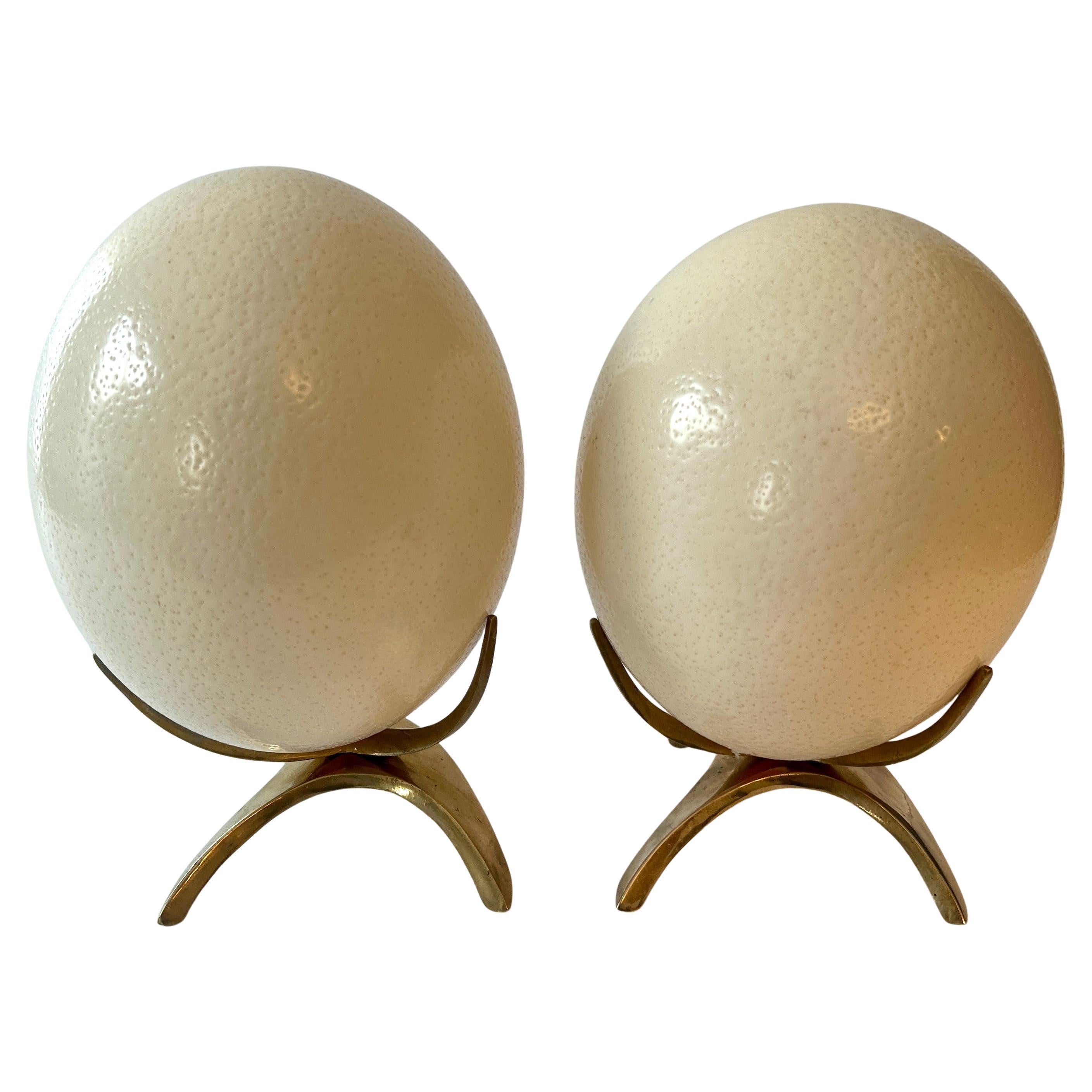 Pareja de Huevos de Avestruz en Soportes de Latón Personalizados