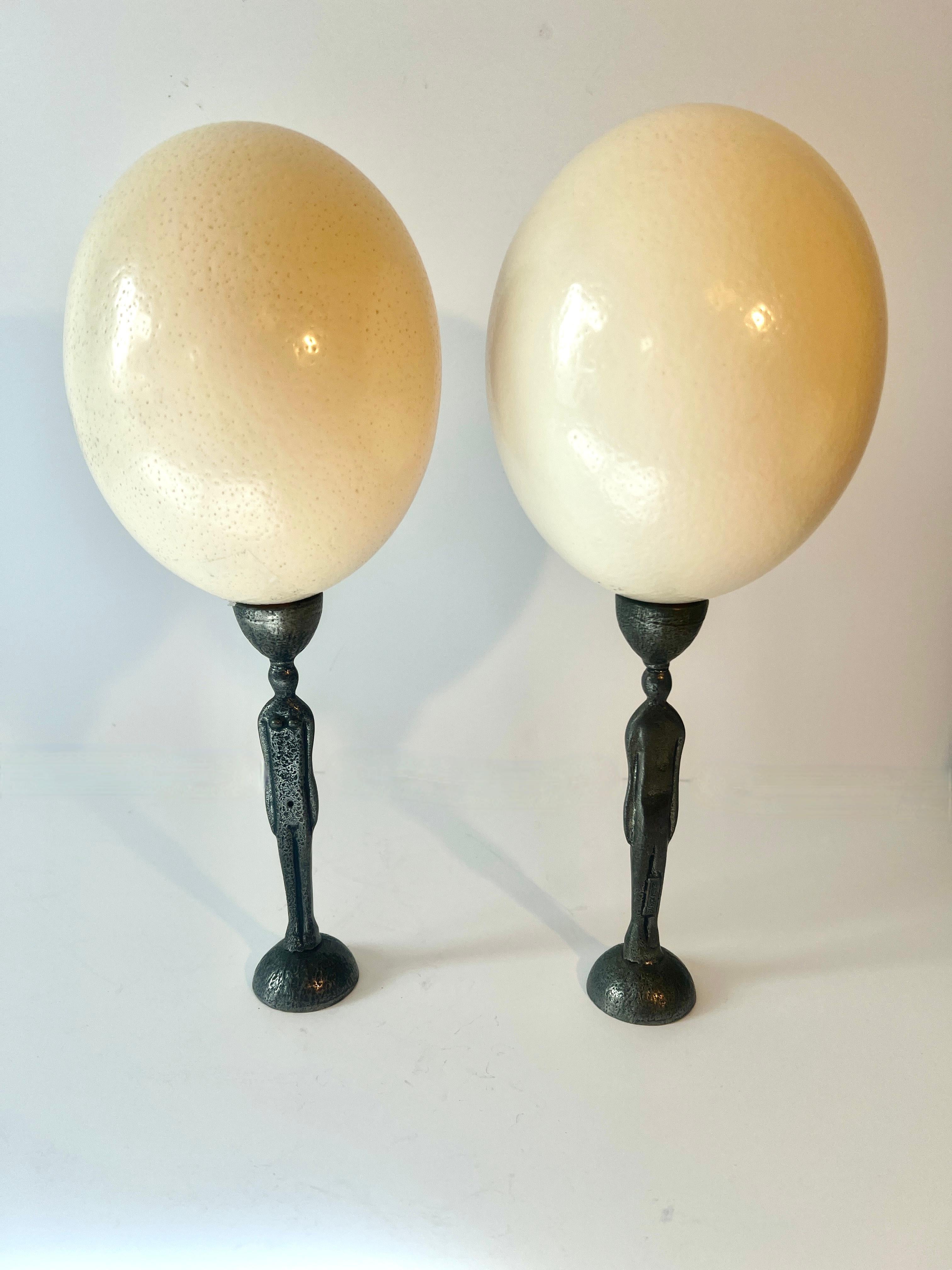 Pareja de Huevos de Avestruz sobre Figuras Modernistas de Metal Masculino y Femenino Moderno en venta