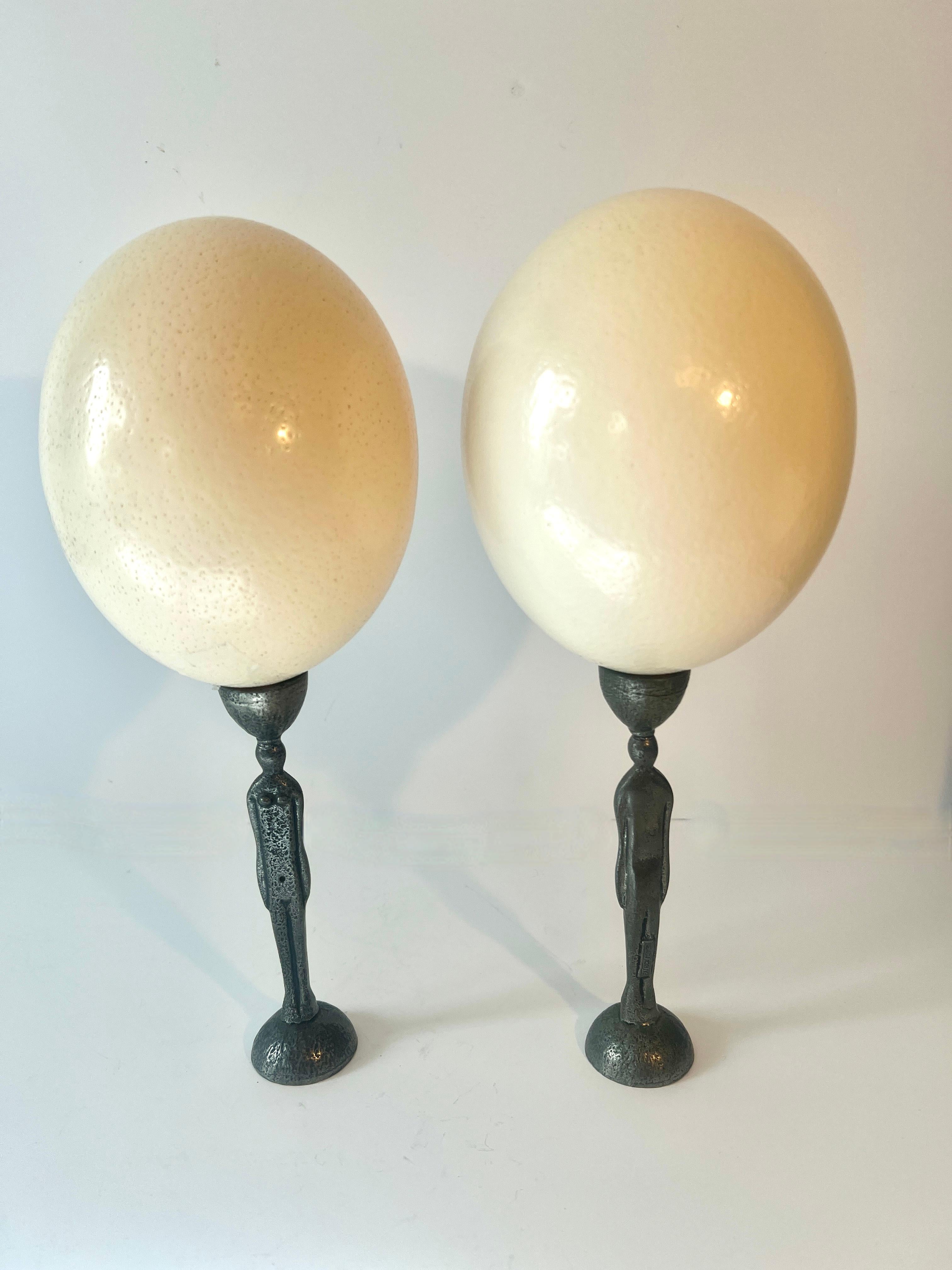 Pareja de Huevos de Avestruz sobre Figuras Modernistas de Metal Masculino y Femenino Hecho a mano en venta
