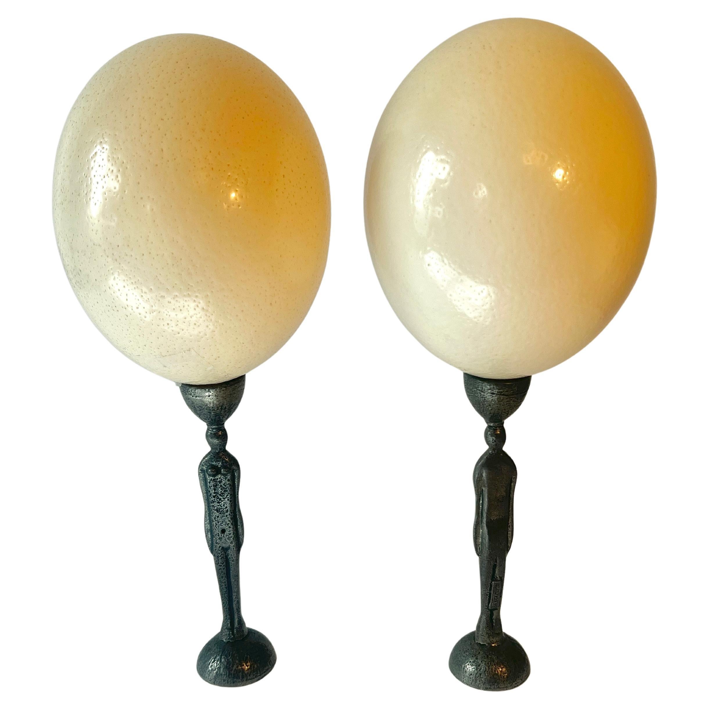 Pareja de Huevos de Avestruz sobre Figuras Modernistas de Metal Masculino y Femenino en venta