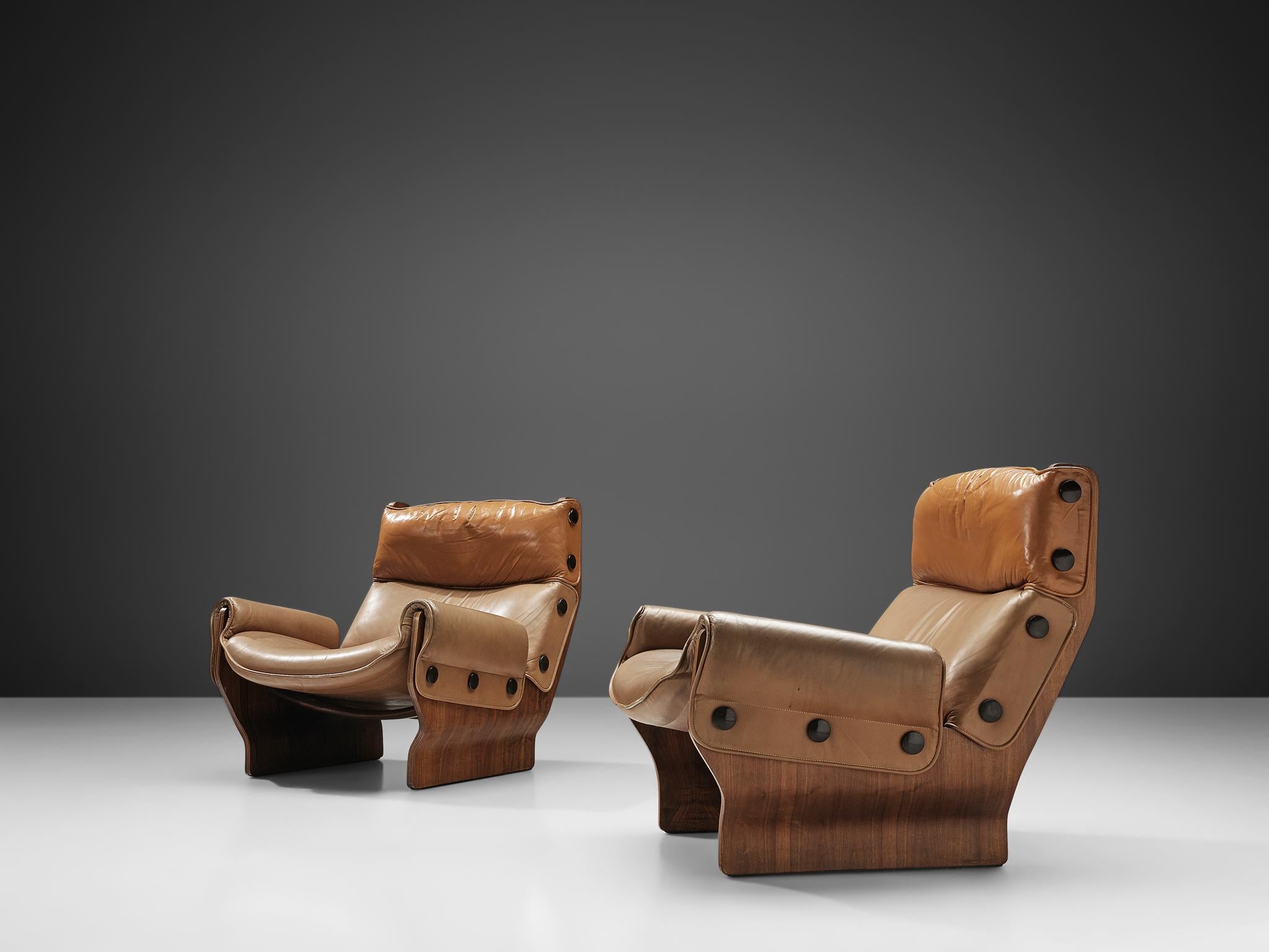 Pair of Osvaldo Borsani 'Canada' Lounge Chair in Two-Tone Leather In Good Condition In Waalwijk, NL