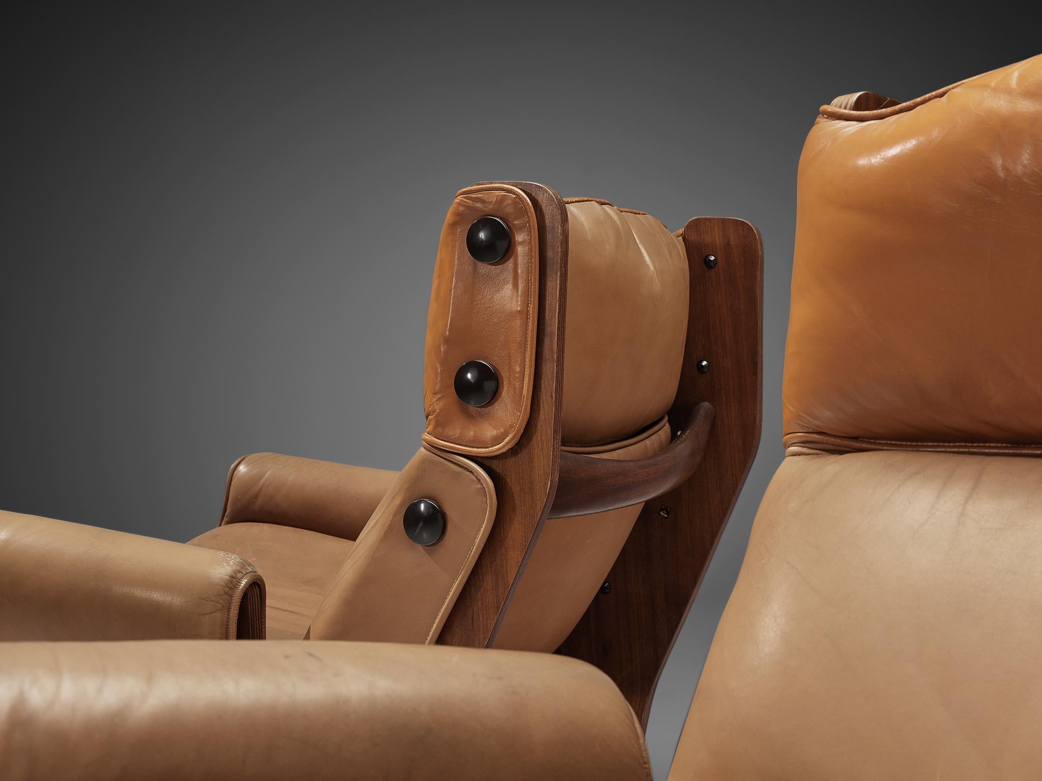 Pair of Osvaldo Borsani 'Canada' Lounge Chair in Two-Tone Leather 2