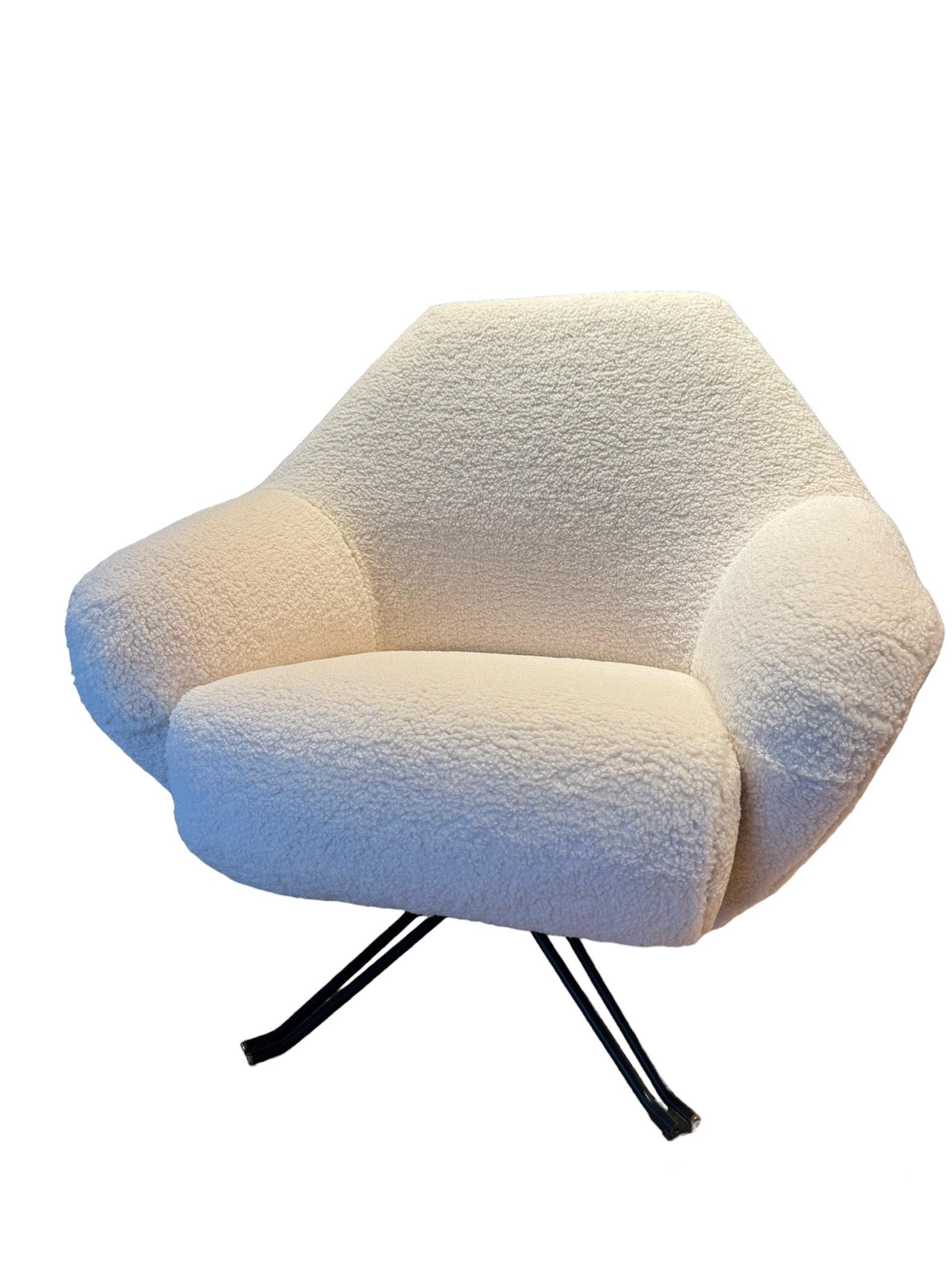 Italian Pair of Osvaldo Borsani for Tecno P32 lounge chair For Sale