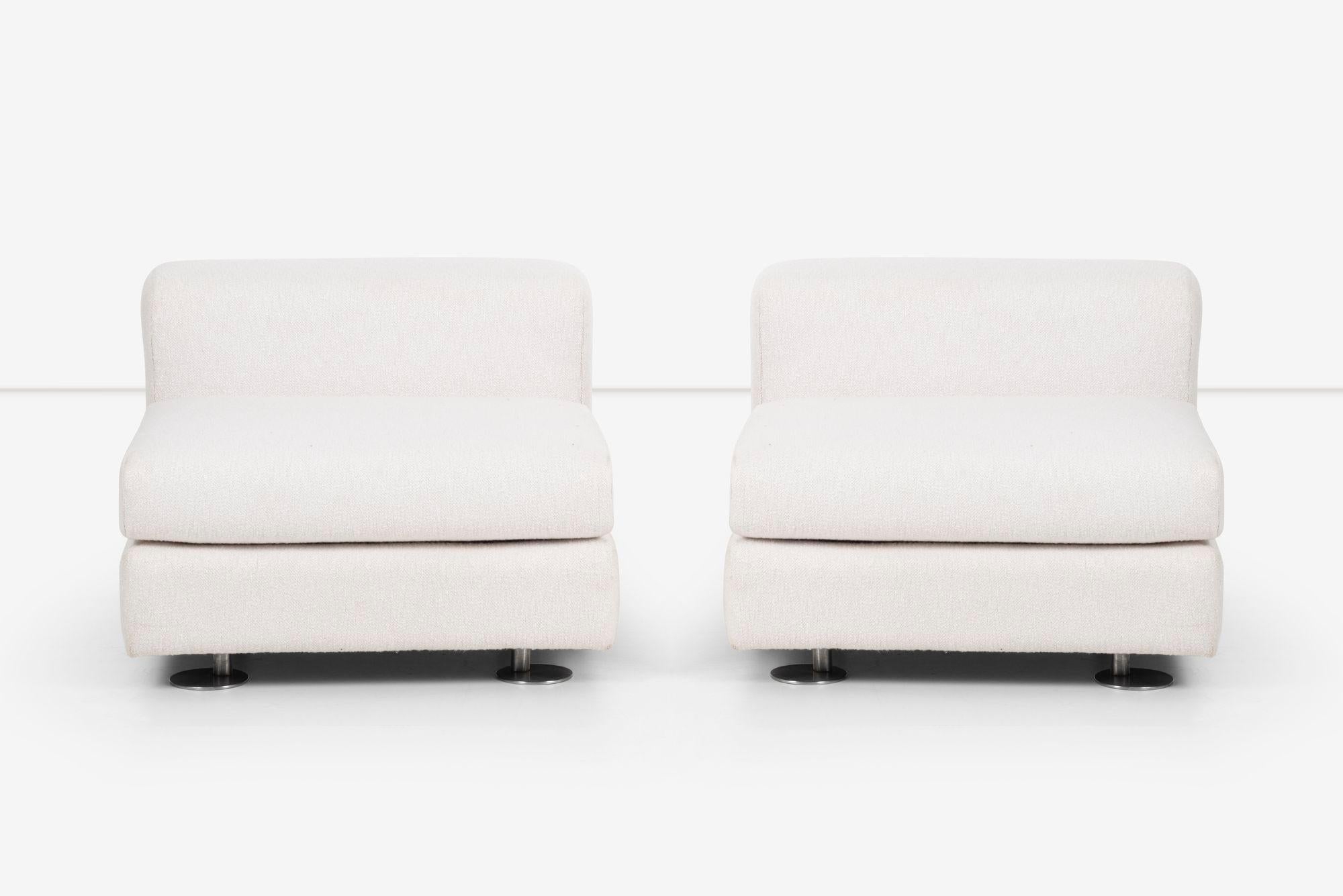 Pair of Osvaldo Borsani lounge chairs manufactured by Tecno 1966 Chrome plated round disc feet, reupholstered in Italian boucle.
Borsani commissioned for Joseph James Akston, La Rotunda House Palm Beach, Florida
Seat height 16