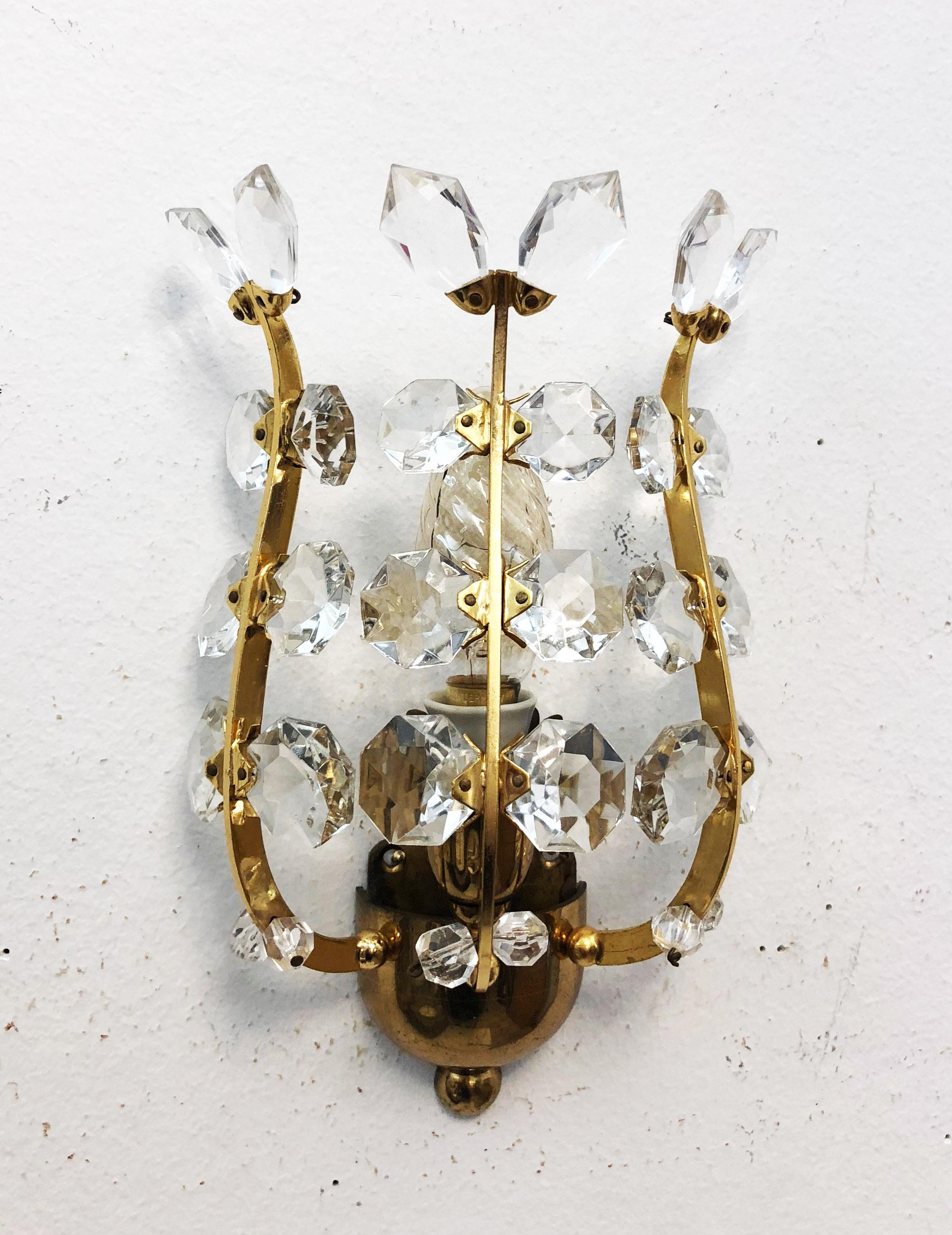 Estructura de latón con elementos de cristal provista de una toma E14. Diseñado por Oswald Haerdtl para Lobmeyr 1955. Precio de un par.