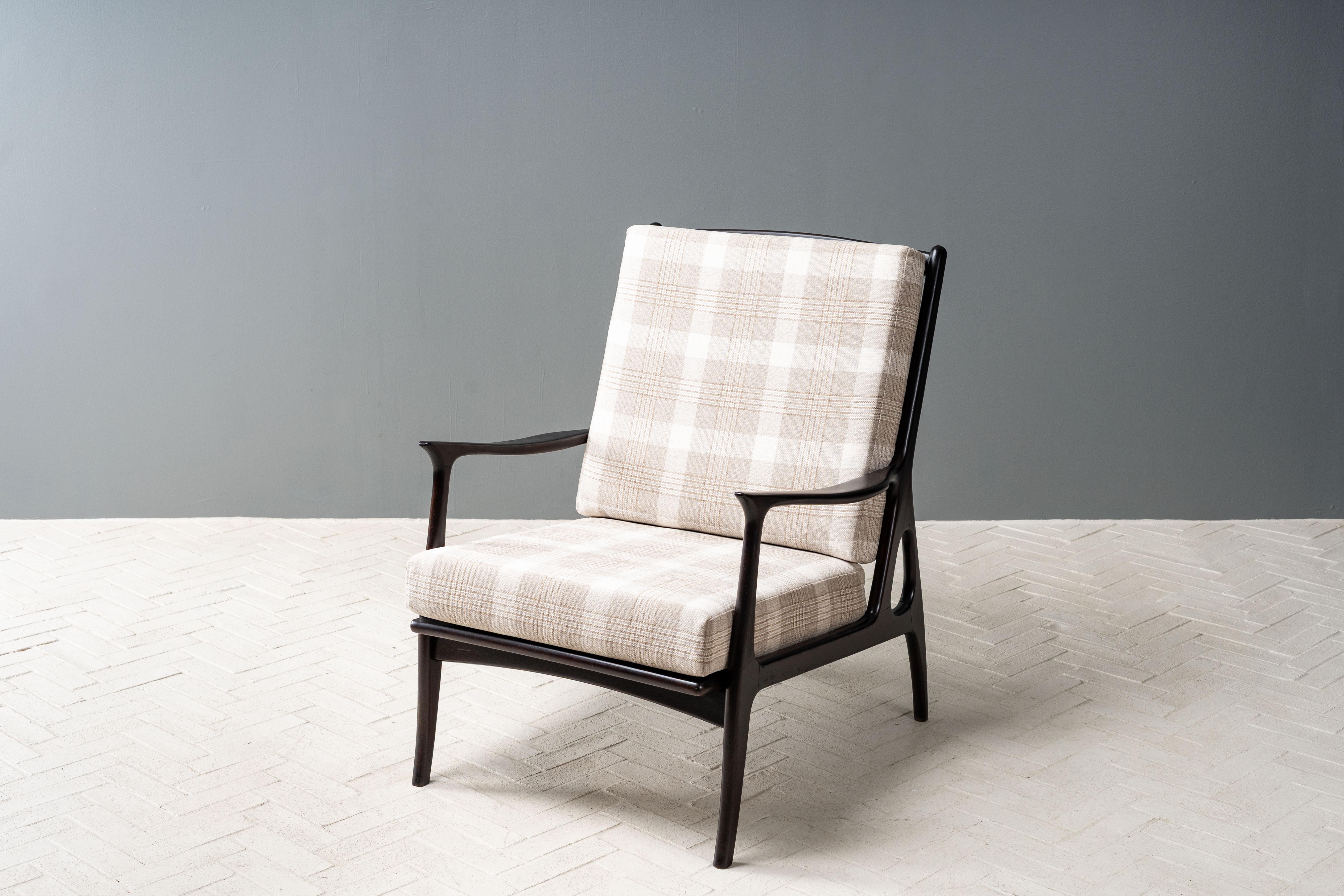 Italia, hacia la década de 1950. Preciosa pareja de sillones de salón de estructura abierta importados por Otto Gerdau, muy al estilo de Gio Ponti. Cada una tiene una sólida estructura de abedul ebonizado con respaldo alto, brazos graciosamente